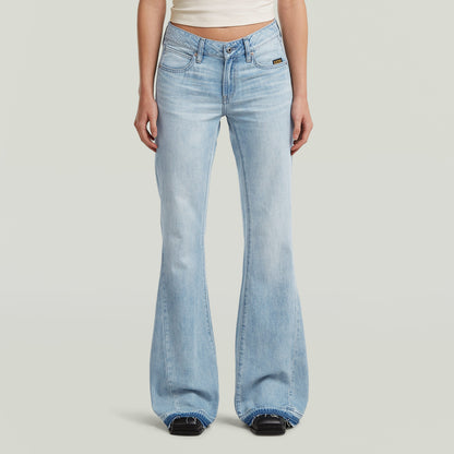 Jeans Stevey Flare en color azul intermedio, diseño único, 3D flare bootcut jeans de algodón regenerativo.
