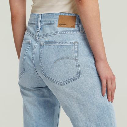 Mujer usando jeans Stevey 3D Flare, mostrando el diseño bootcut y colores intermedios en un fondo claro.