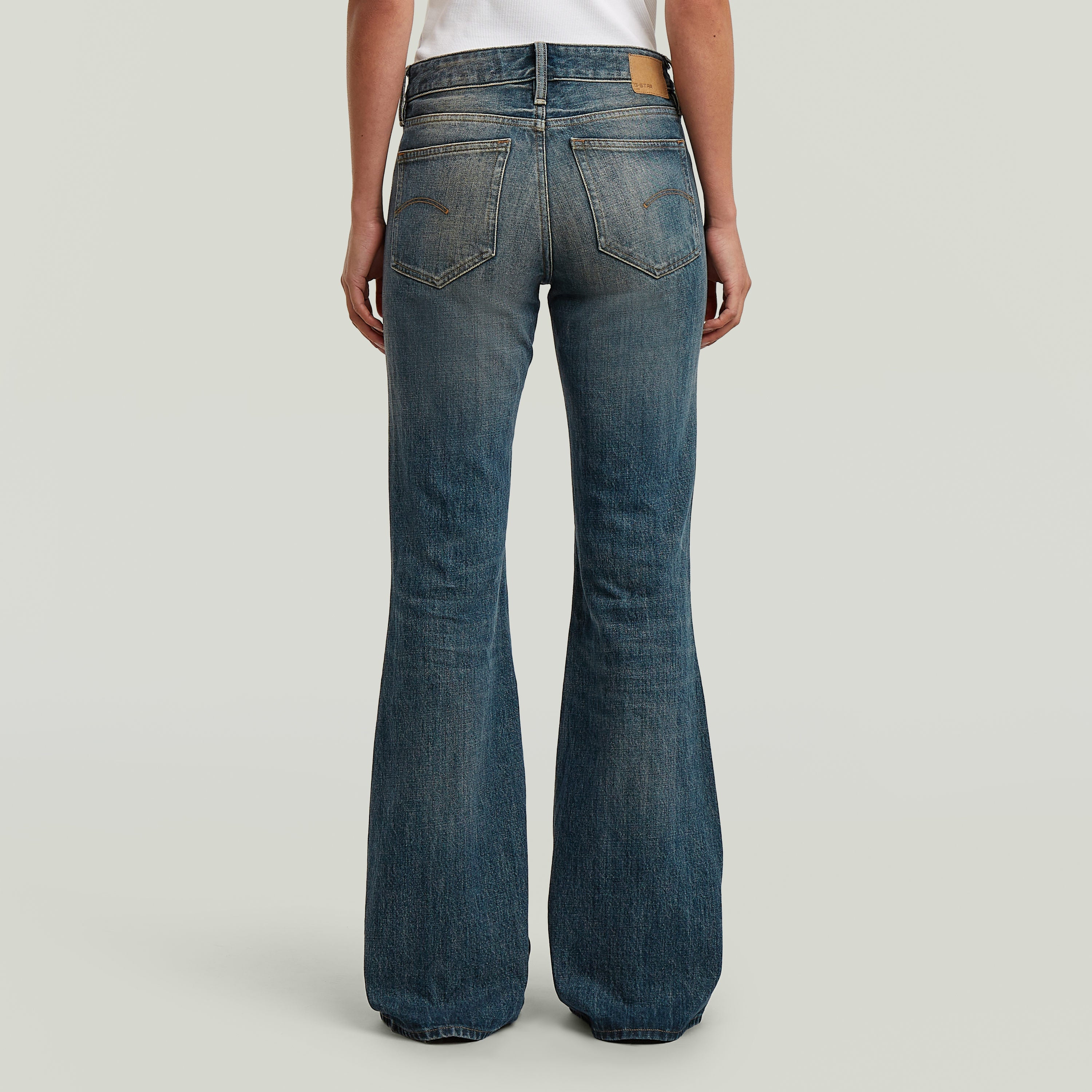 Vista trasera de los jeans Stevey 3D Flare, jeans 3D flare jeans for women, estilo bootcut y acabado único.