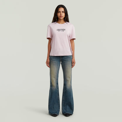 Mujer luciendo jeans Stevey 3D Flare con diseño bootcut, combinados con camiseta de manga corta.