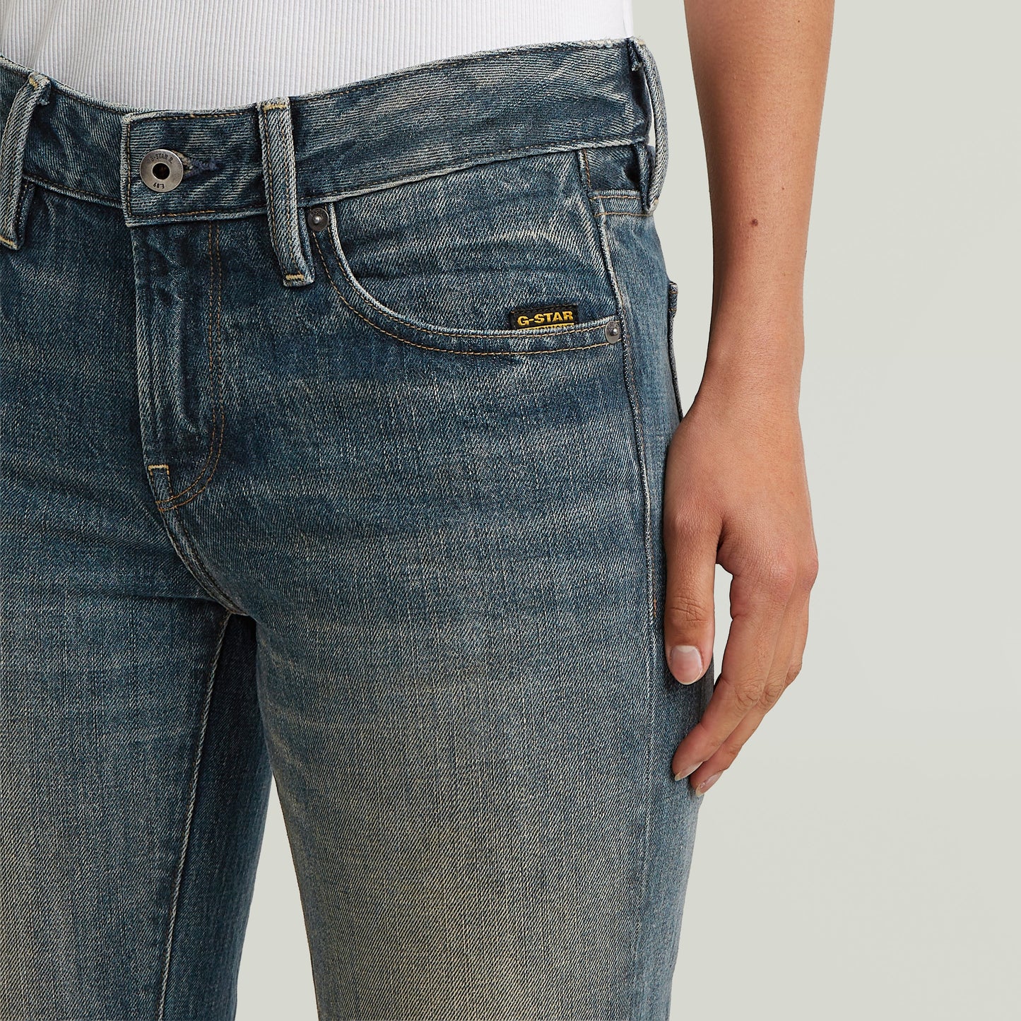 Mujer usando jeans Stevey 3D Flare de G-STAR, un diseño único en denim greencast, perfectos como 3D flare jeans for women.