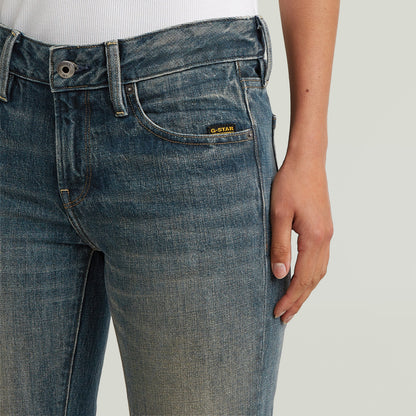 Mujer usando jeans Stevey 3D Flare de G-STAR, un diseño único en denim greencast, perfectos como 3D flare jeans for women.