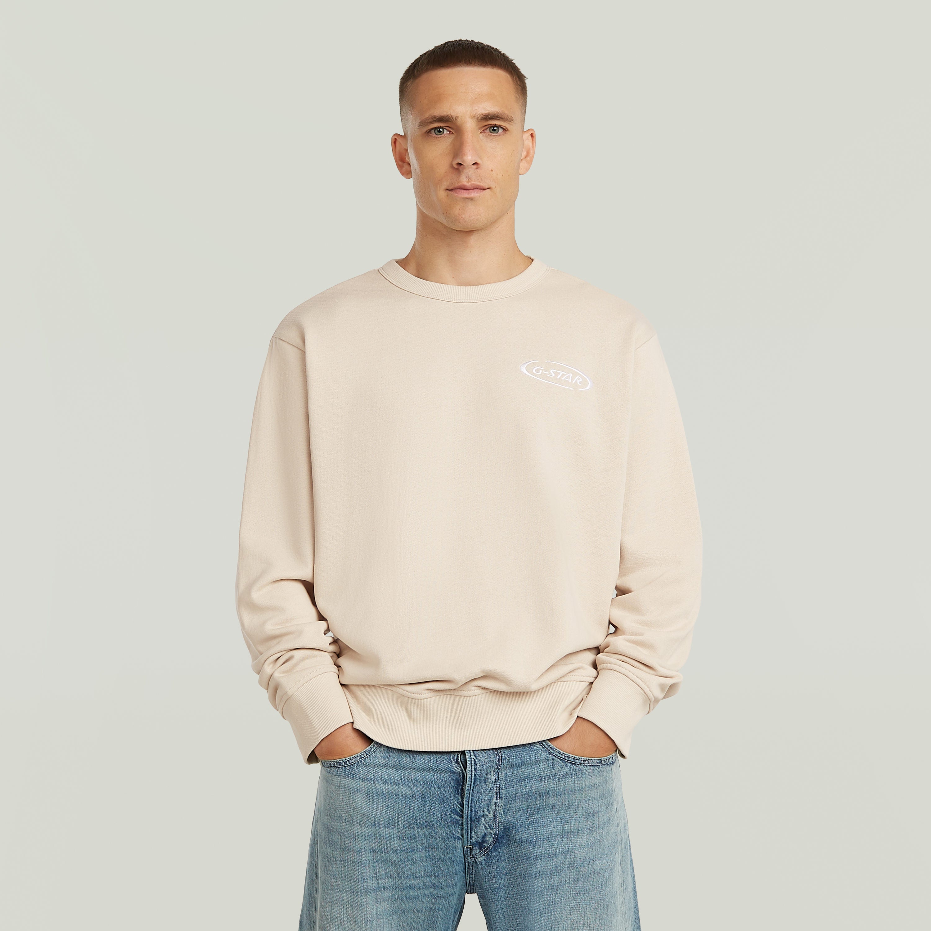 Sudadera con logotipo de los 90, corte regular, cuello redondo, 100% algodón ecológico.