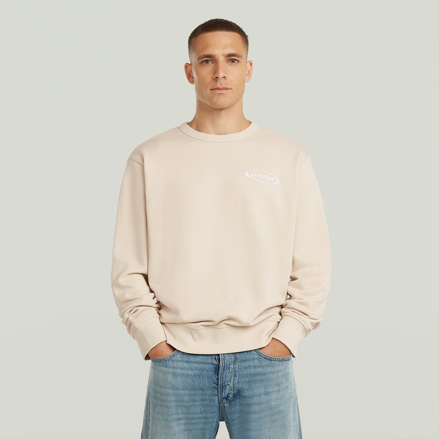 Sudadera con logotipo de los 90, corte regular, cuello redondo, 100% algodón ecológico.
