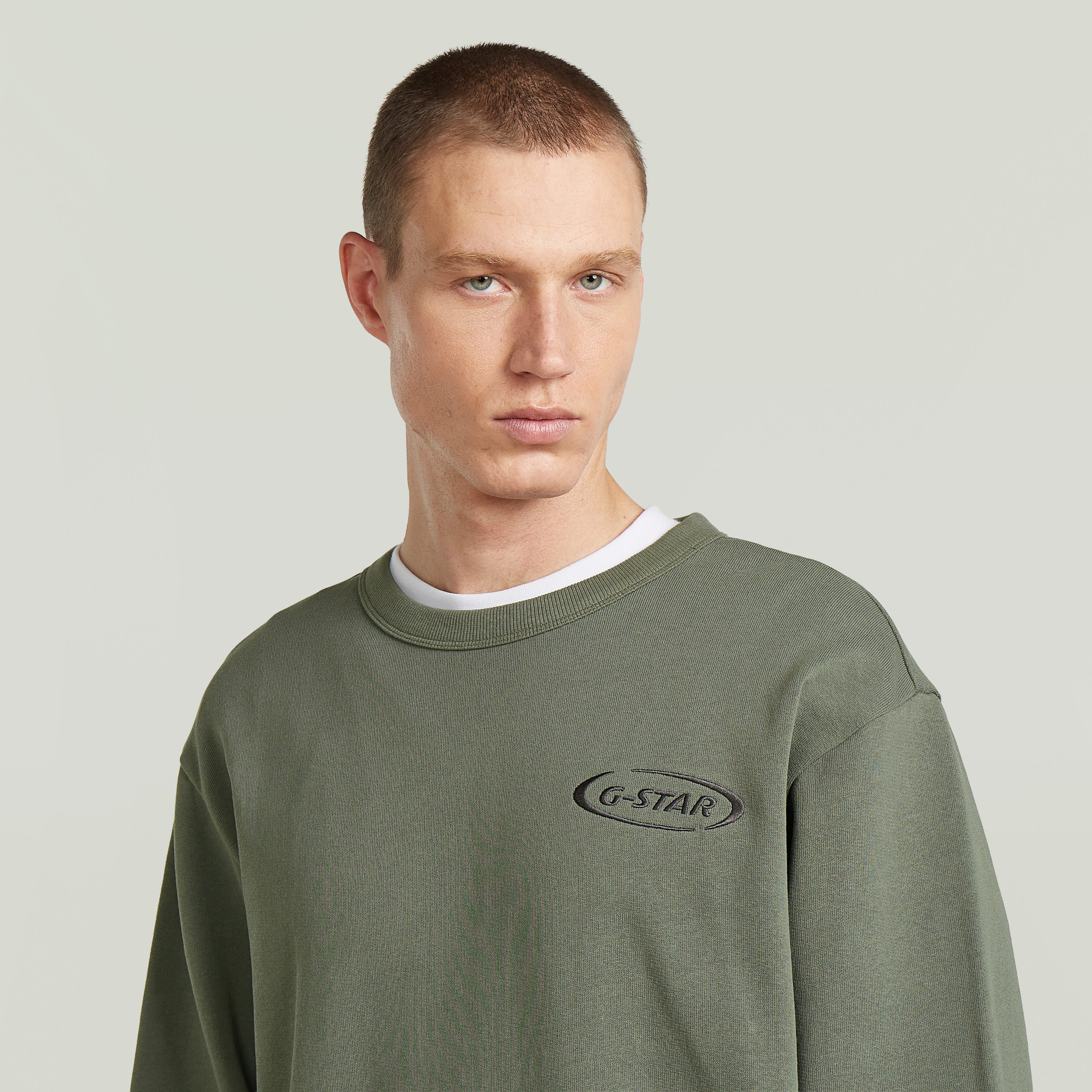 Sudadera con logotipo de los 90 en color verde, con corte regular y cuello redondo, 100% algodón ecológico.