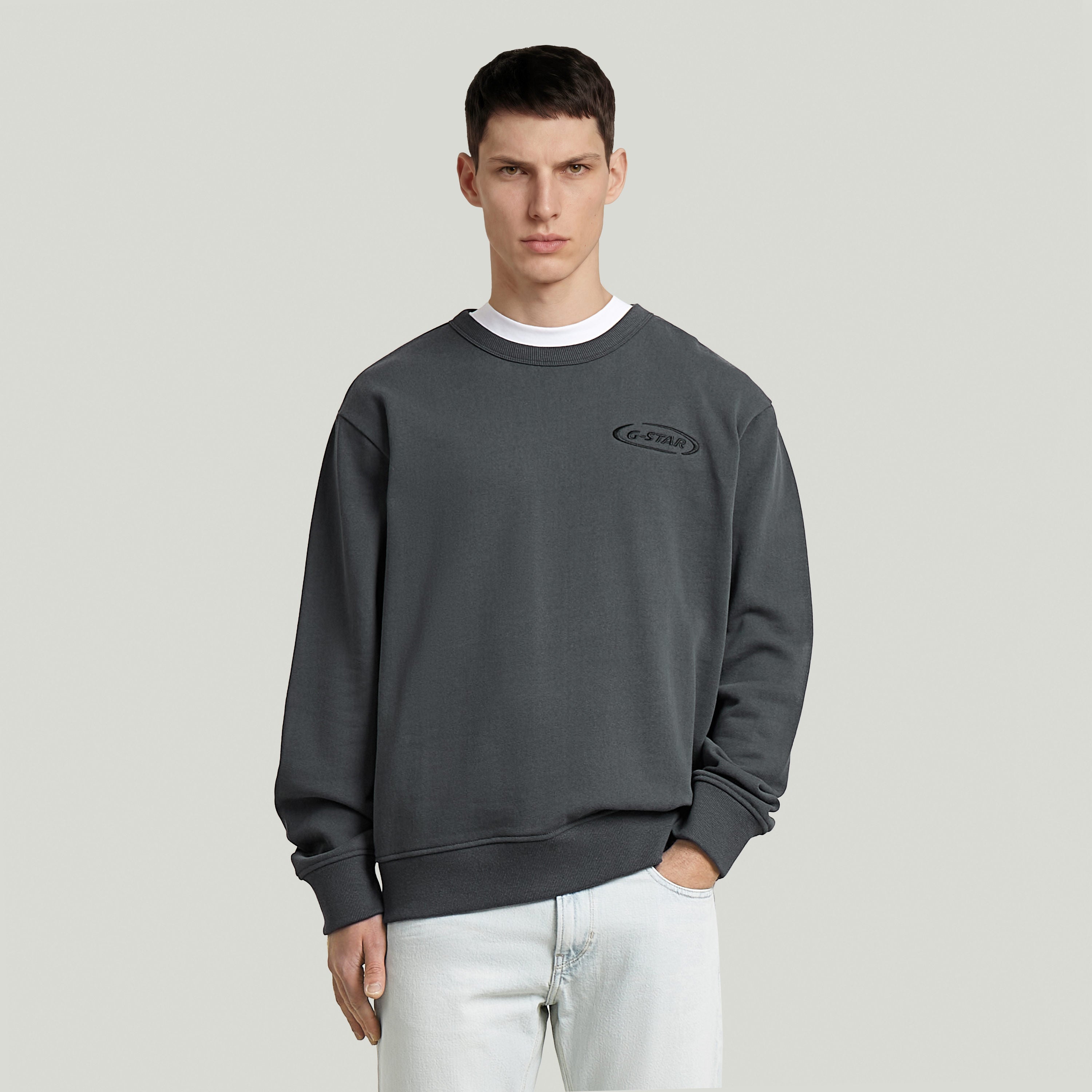 Sudadera con logotipo de los 90 en color gris, corte regular y cuello redondo, 100% algodón ecológico.