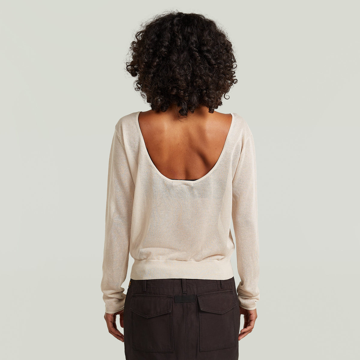 Jersey Sheer Summer El Sheer Summer Knit tiene fit regular, manga larga y un diseño liviano, ideal para usar en capas.