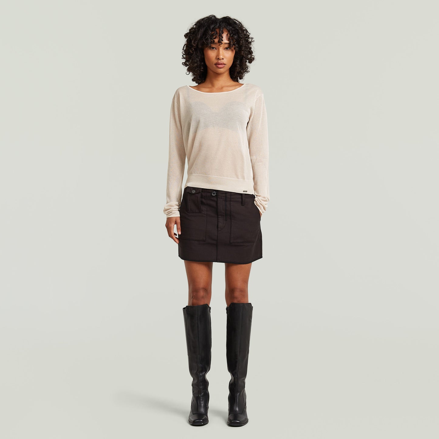 Jersey Sheer Summer El Sheer Summer Knit tiene fit regular, manga larga y un diseño liviano, ideal para usar en capas.