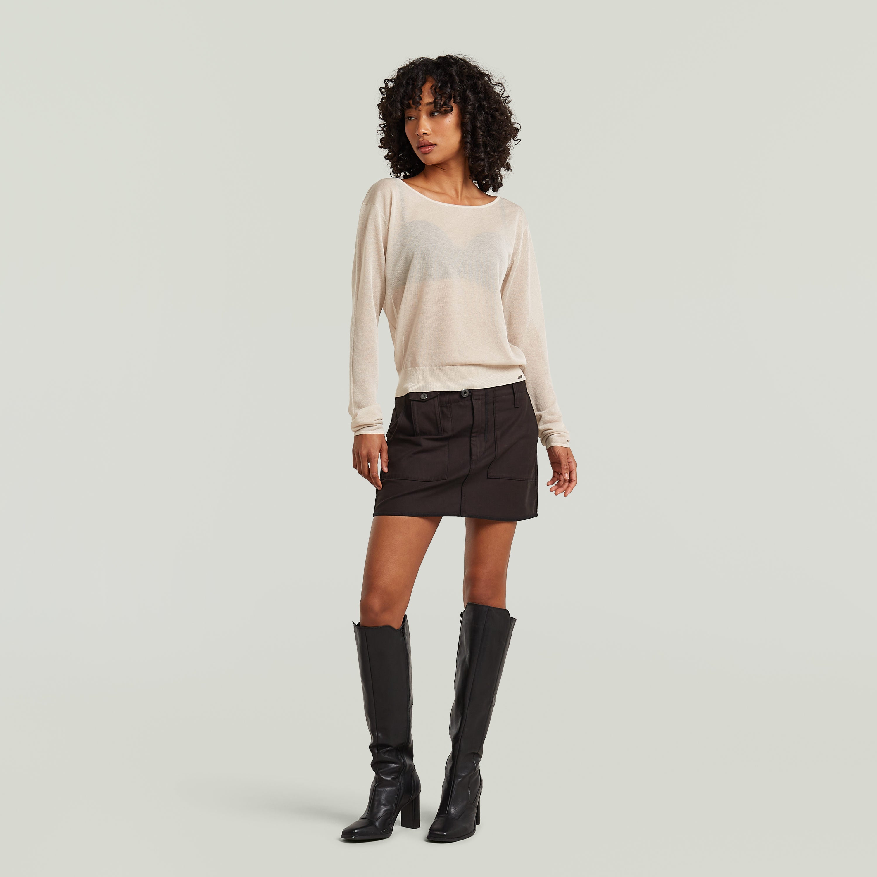 Jersey Sheer Summer El Sheer Summer Knit tiene fit regular, manga larga y un diseño liviano, ideal para usar en capas.