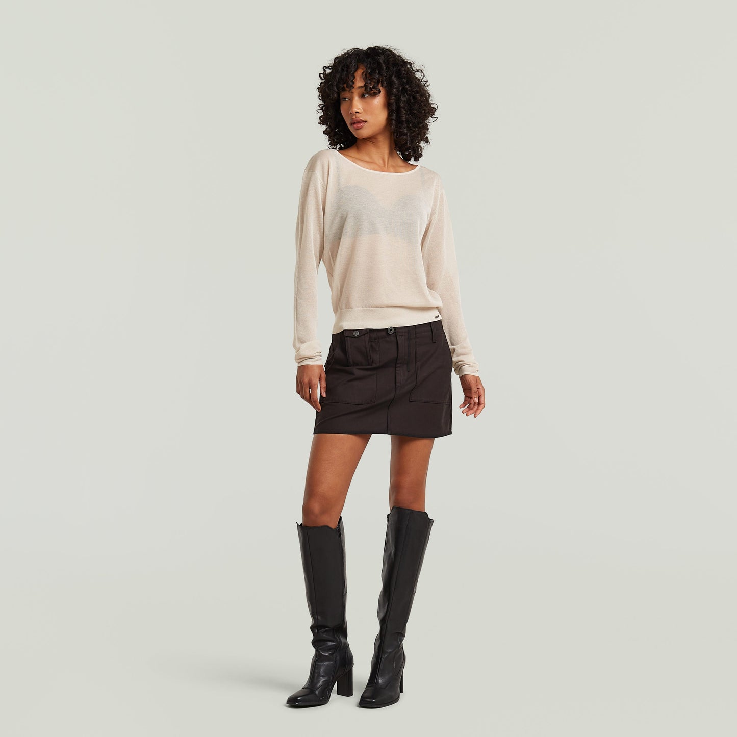 Jersey Sheer Summer El Sheer Summer Knit tiene fit regular, manga larga y un diseño liviano, ideal para usar en capas.
