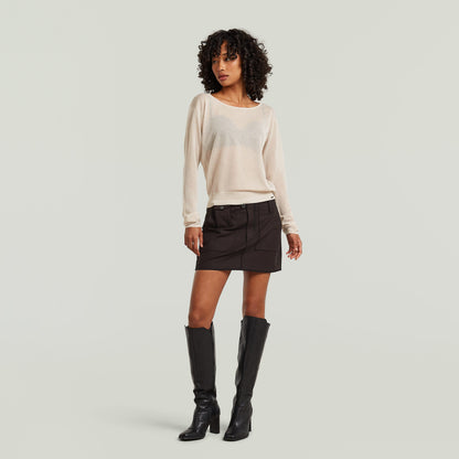 Jersey Sheer Summer El Sheer Summer Knit tiene fit regular, manga larga y un diseño liviano, ideal para usar en capas.