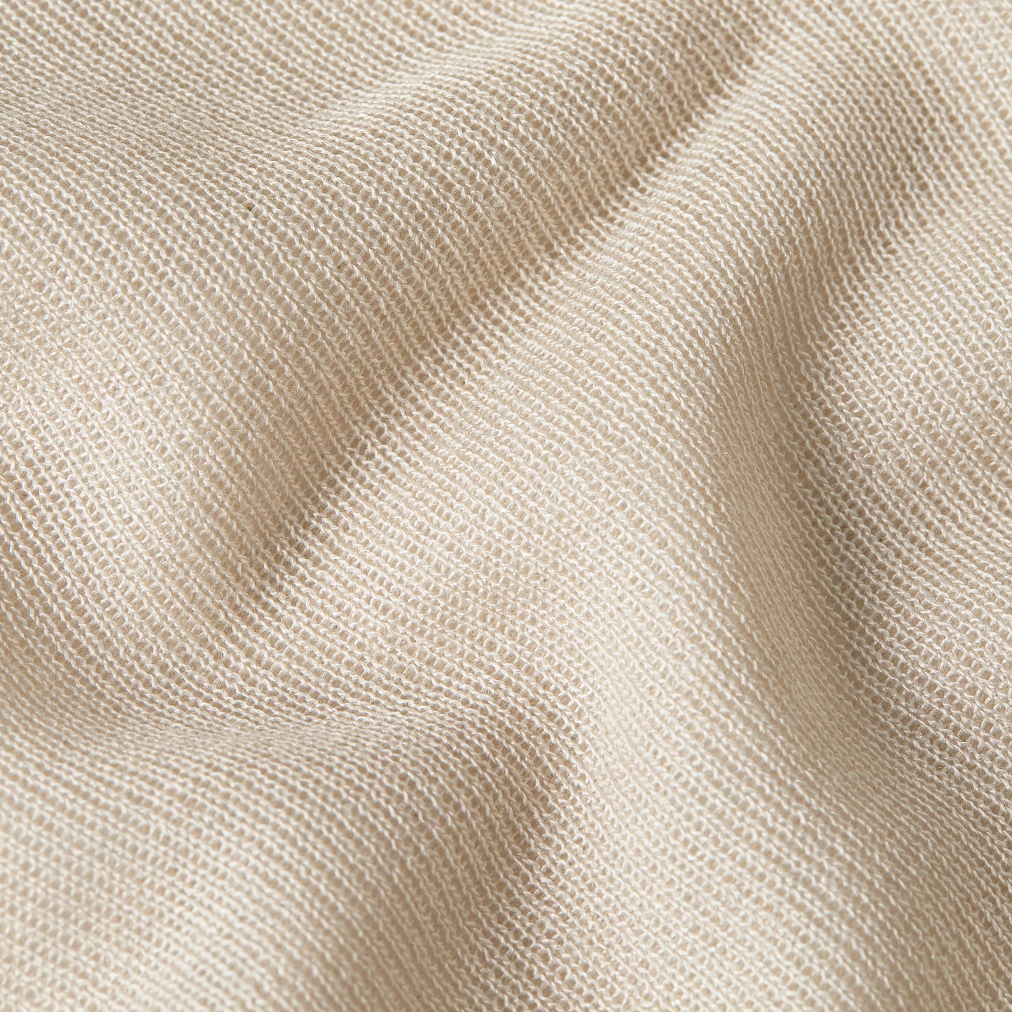 Jersey Sheer Summer El Sheer Summer Knit tiene fit regular, manga larga y un diseño liviano, ideal para usar en capas.