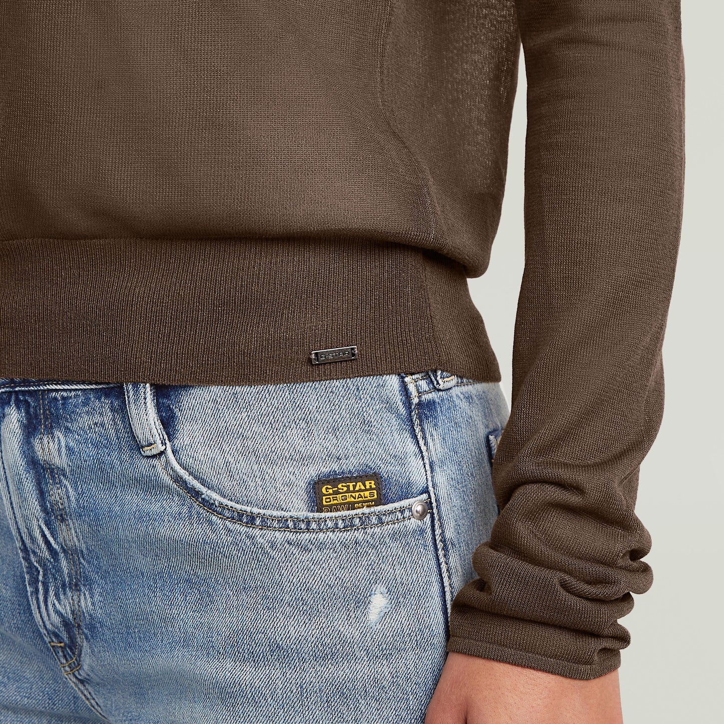 Jersey Sheer Summer El Sheer Summer Knit tiene fit regular, manga larga y un diseño liviano, ideal para usar en capas.