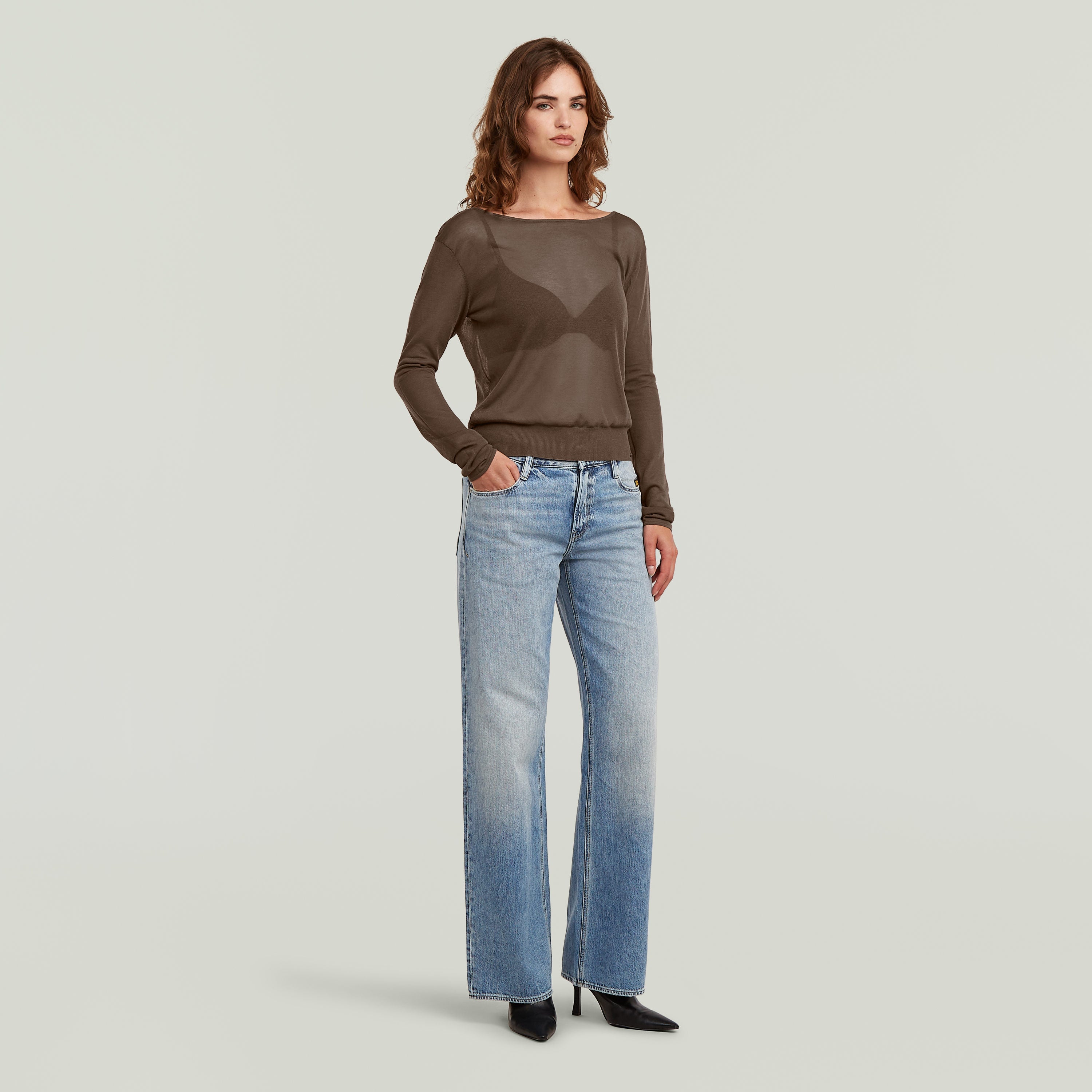 Jersey Sheer Summer El Sheer Summer Knit tiene fit regular, manga larga y un diseño liviano, ideal para usar en capas.