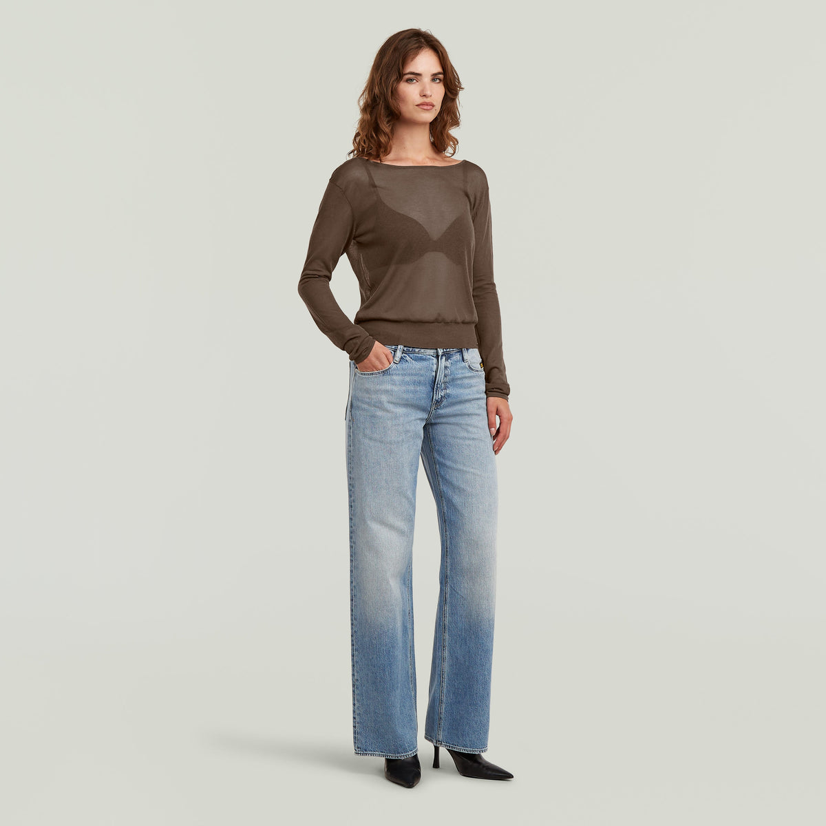 Jersey Sheer Summer El Sheer Summer Knit tiene fit regular, manga larga y un diseño liviano, ideal para usar en capas.