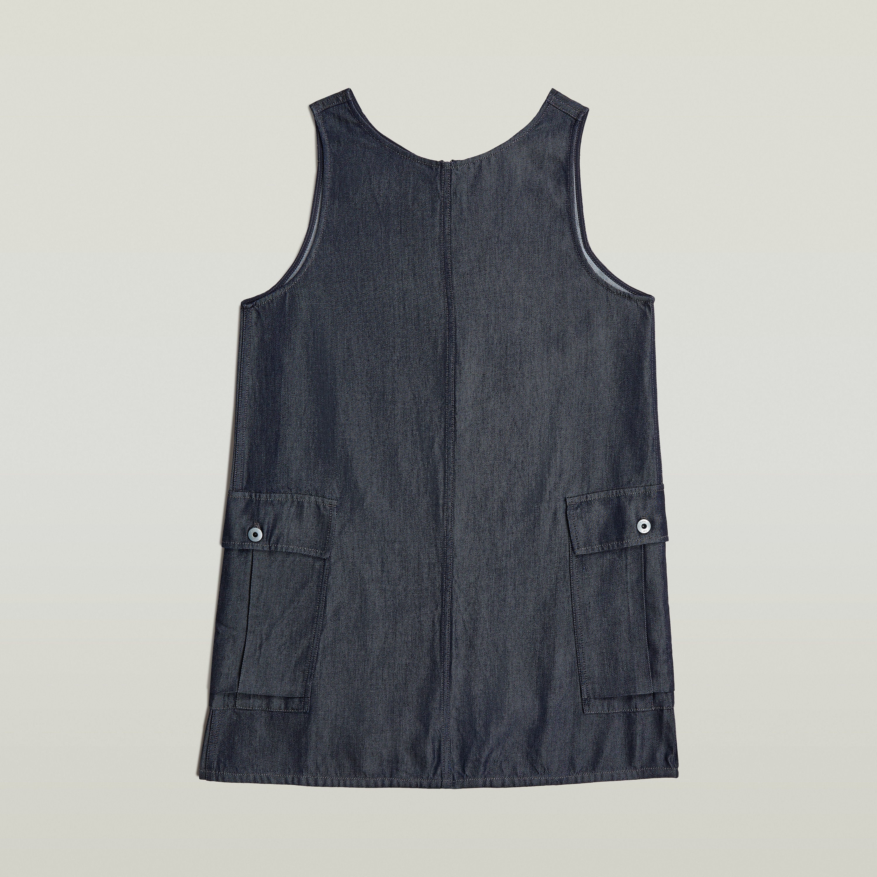 Vestido Cargo Shift ligero en denim oscuro con tirantes anchos y bolsillos laterales.