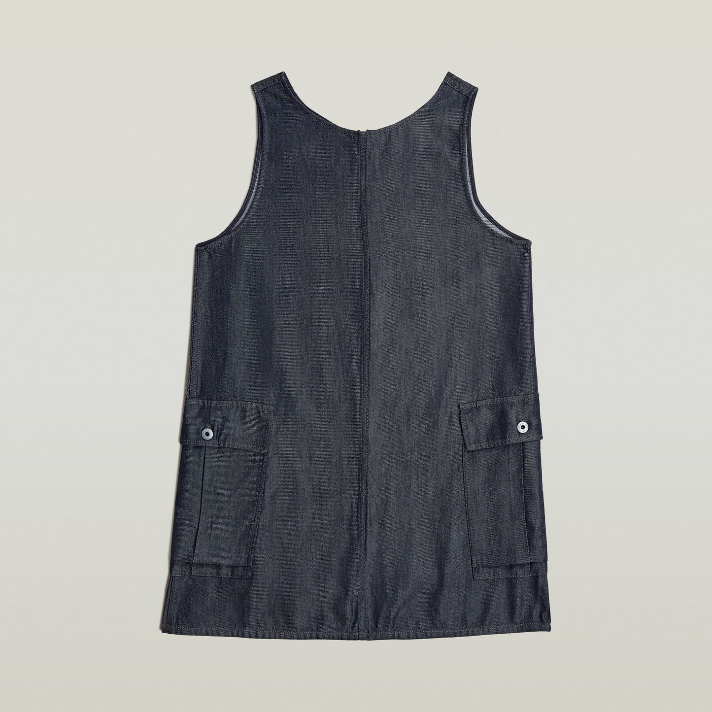 Vestido Cargo Shift ligero en denim oscuro con tirantes anchos y bolsillos laterales.