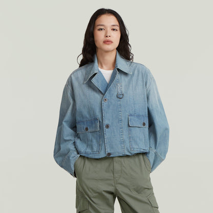 Chaqueta Parachute Oversized en azul claro con corte extragrande y cuello clásico.