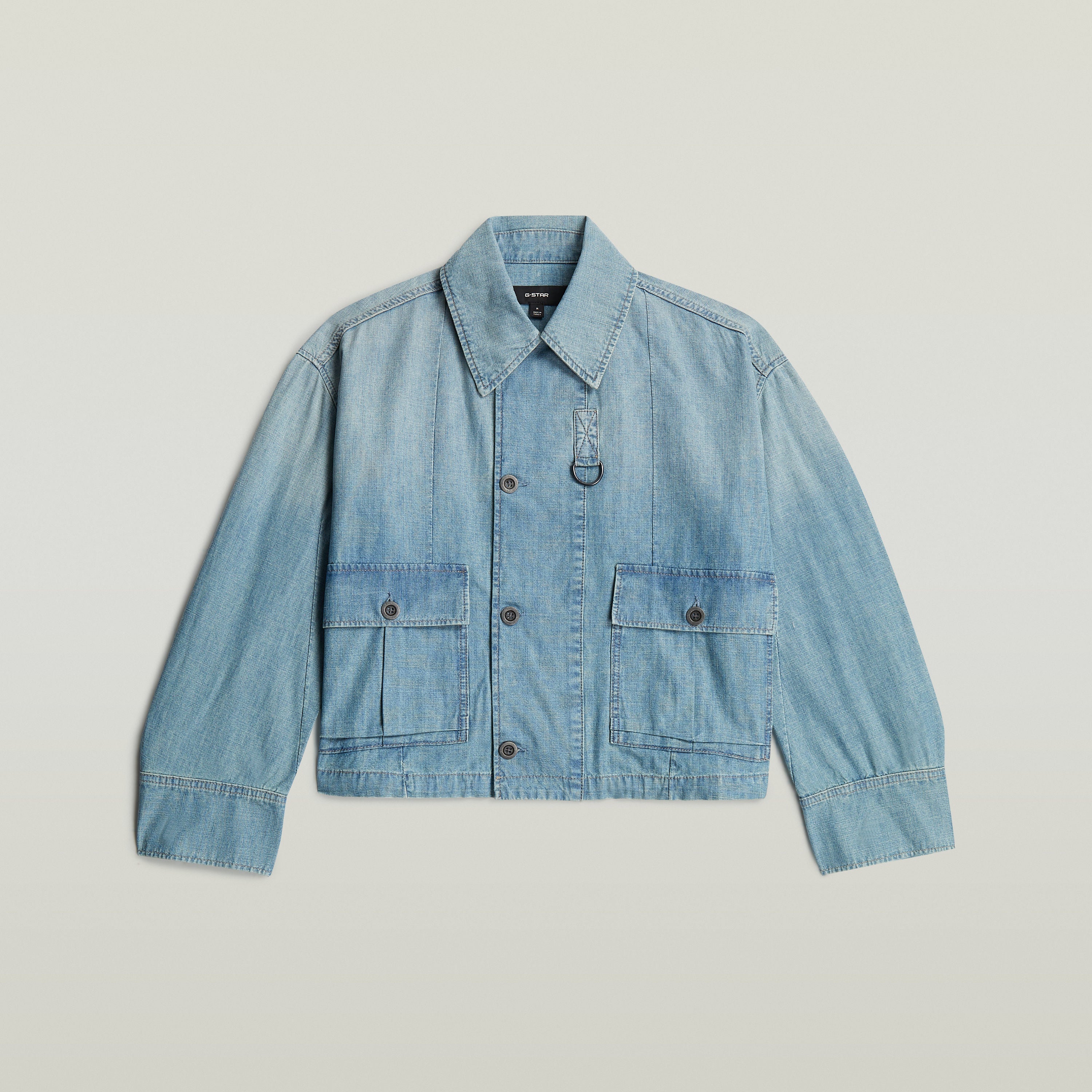 Chaqueta Parachute Oversized en azul claro con corte extragrande y botones, ideal para un estilo moderno y sostenible.