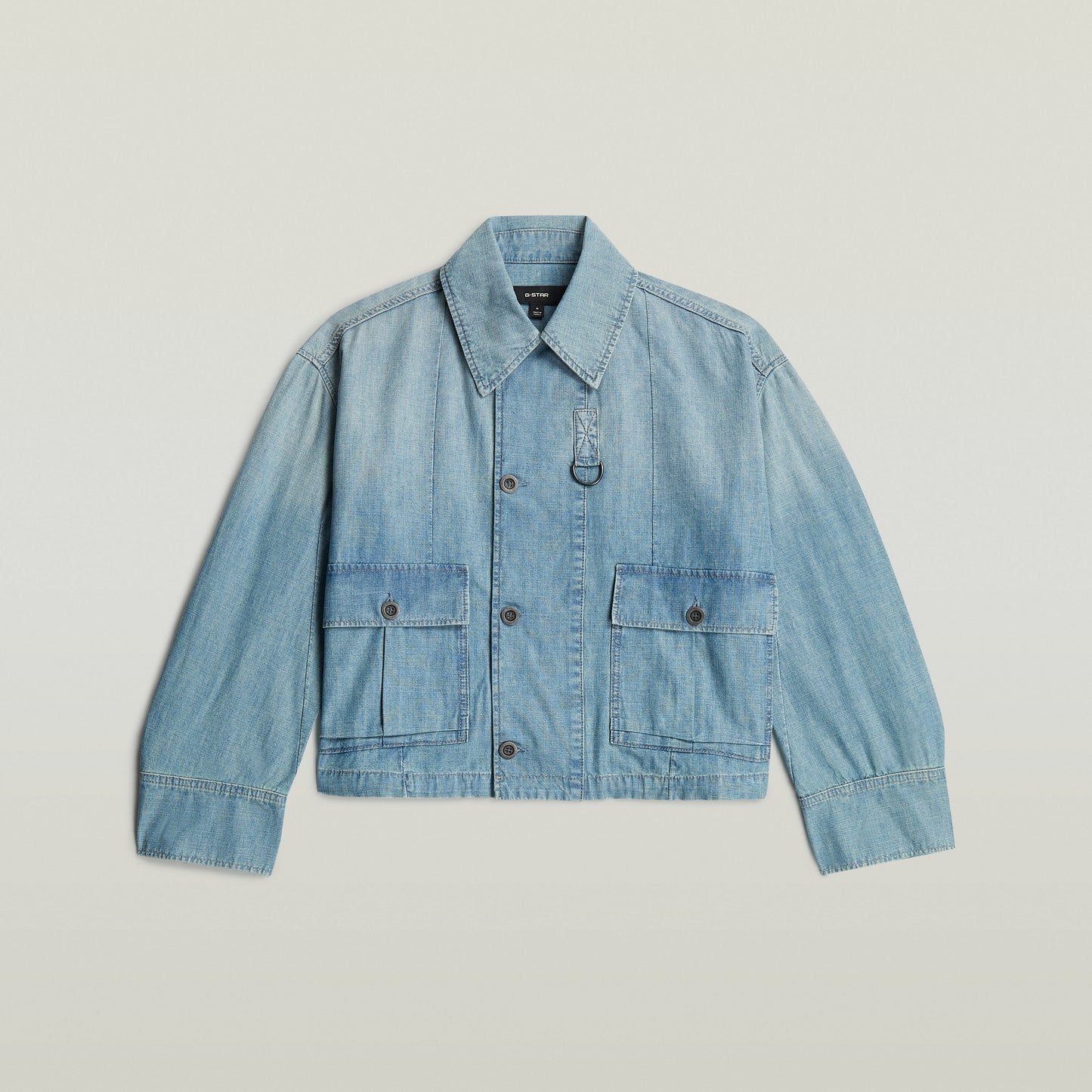 Chaqueta Parachute Oversized en azul claro con corte extragrande y botones, ideal para un estilo moderno y sostenible.