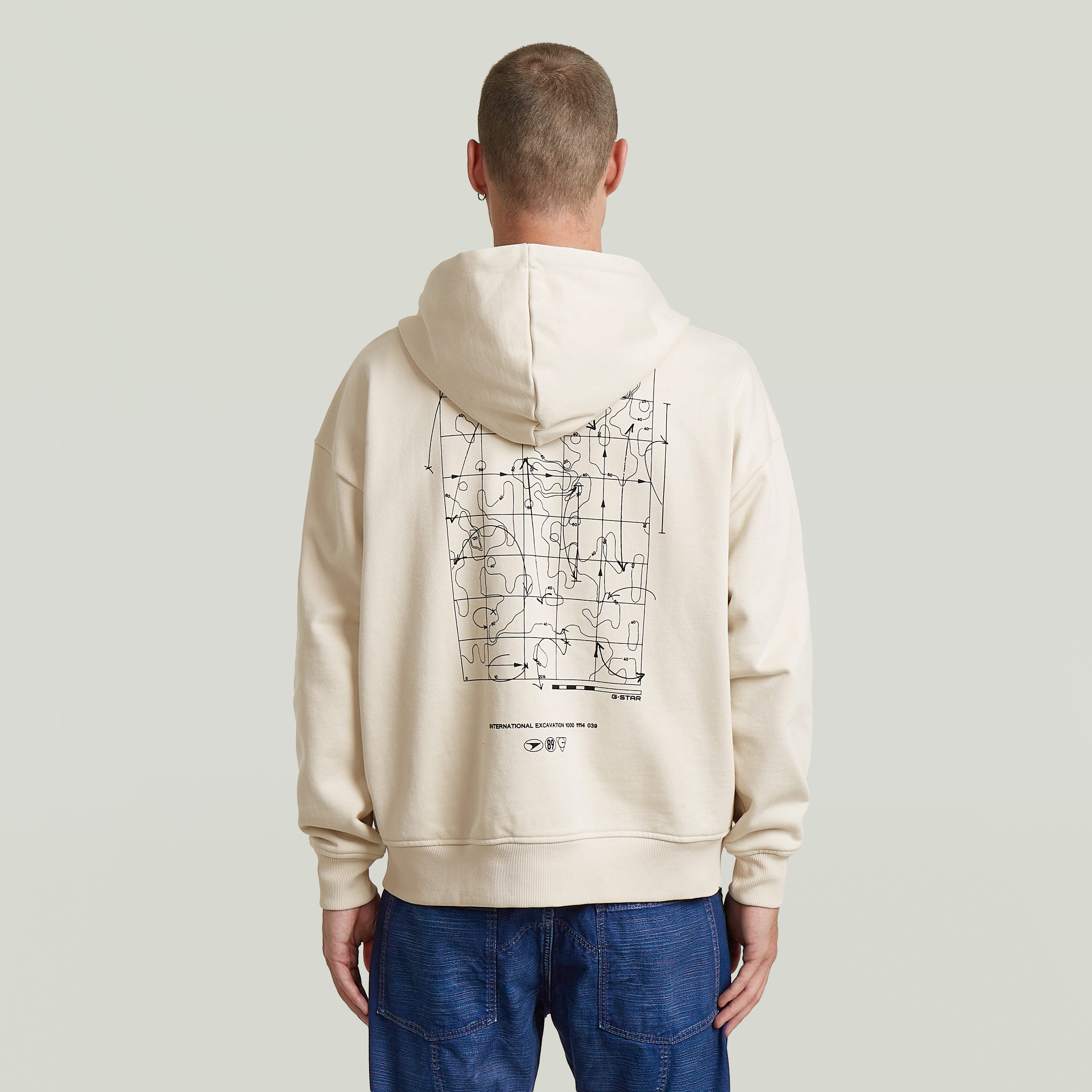 Sudadera Back Graphic Loose con Capucha y Cremallera El Back Graphic Loose Hooded Zip Sweater tiene fit holgado con capucha y cierre de cremallera, para un estilo relajado y casual.
