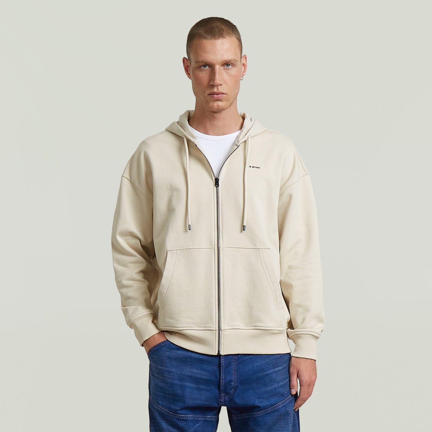Sudadera Back Graphic Loose con Capucha y Cremallera El Back Graphic Loose Hooded Zip Sweater tiene fit holgado con capucha y cierre de cremallera, para un estilo relajado y casual.