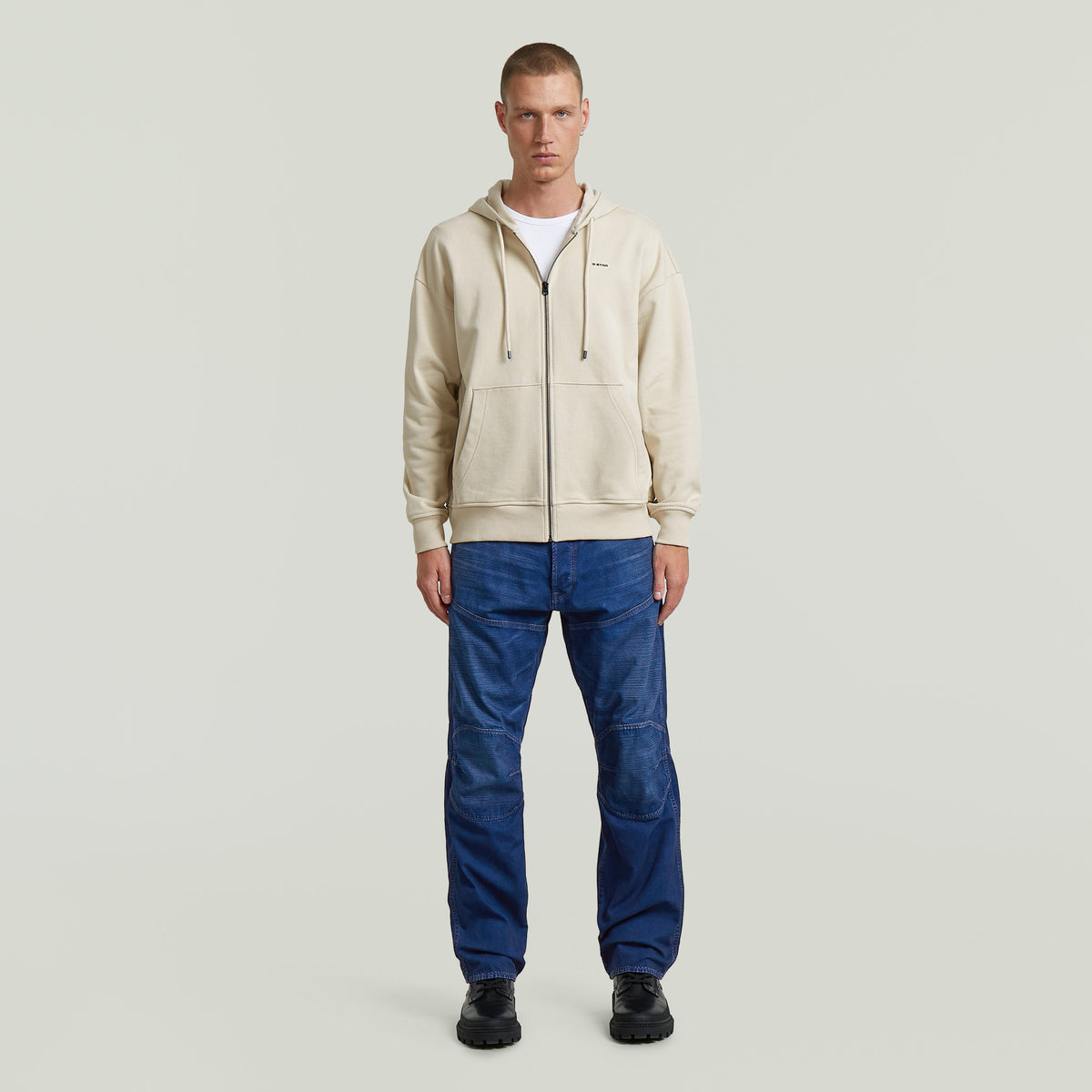Sudadera Back Graphic Loose con Capucha y Cremallera El Back Graphic Loose Hooded Zip Sweater tiene fit holgado con capucha y cierre de cremallera, para un estilo relajado y casual.