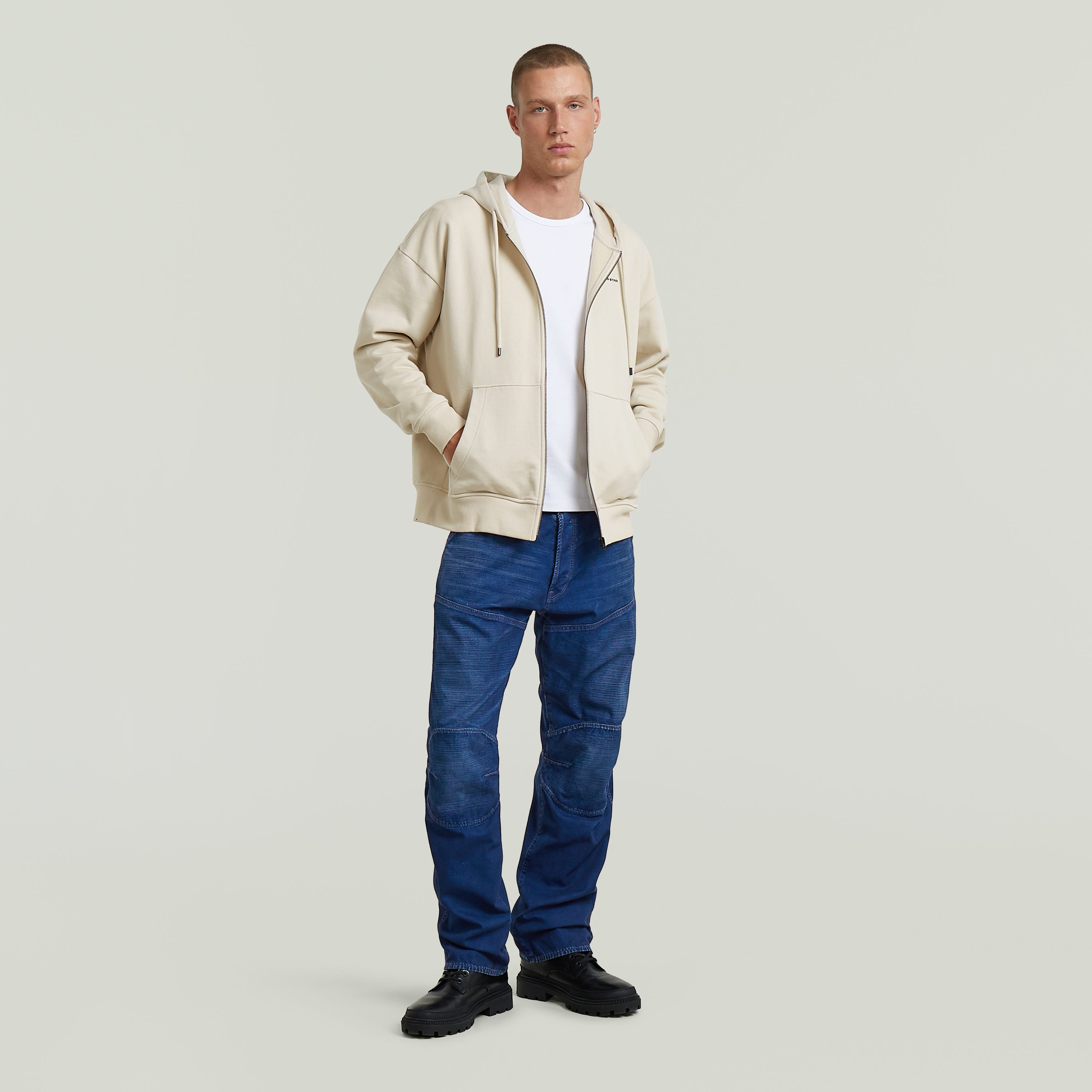 Sudadera Back Graphic Loose con Capucha y Cremallera El Back Graphic Loose Hooded Zip Sweater tiene fit holgado con capucha y cierre de cremallera, para un estilo relajado y casual.
