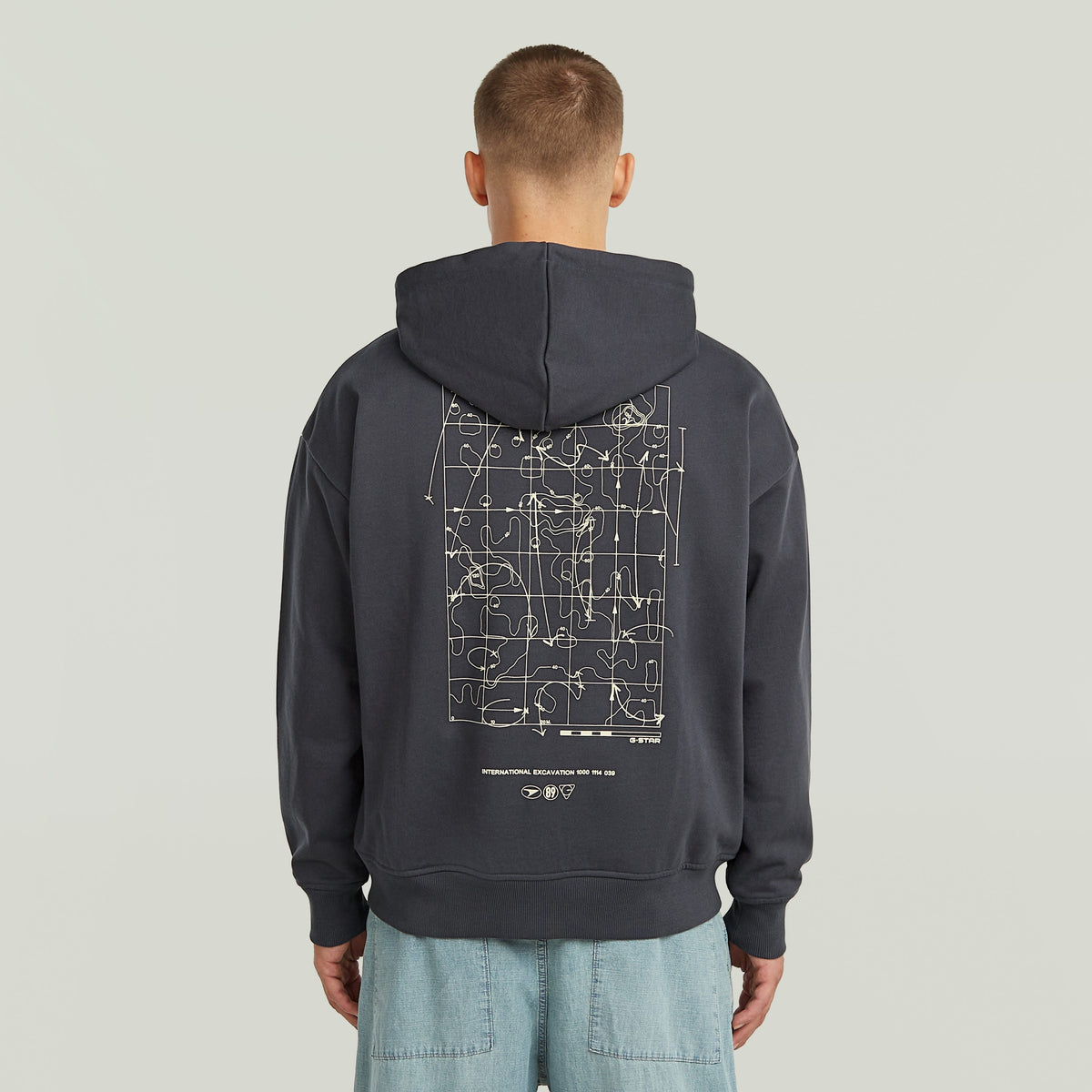 Sudadera Back Graphic Loose con Capucha y Cremallera El Back Graphic Loose Hooded Zip Sweater tiene fit holgado con cierre de cremallera y capucha, para un estilo casual y cómodo.