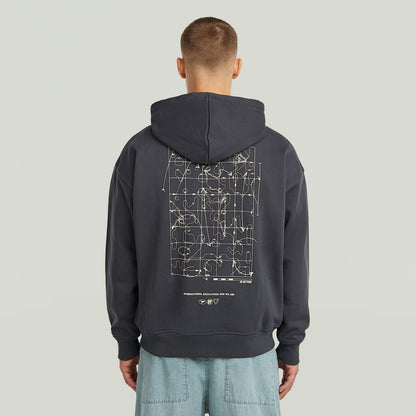 Sudadera Back Graphic Loose con Capucha y Cremallera El Back Graphic Loose Hooded Zip Sweater tiene fit holgado con cierre de cremallera y capucha, para un estilo casual y cómodo.