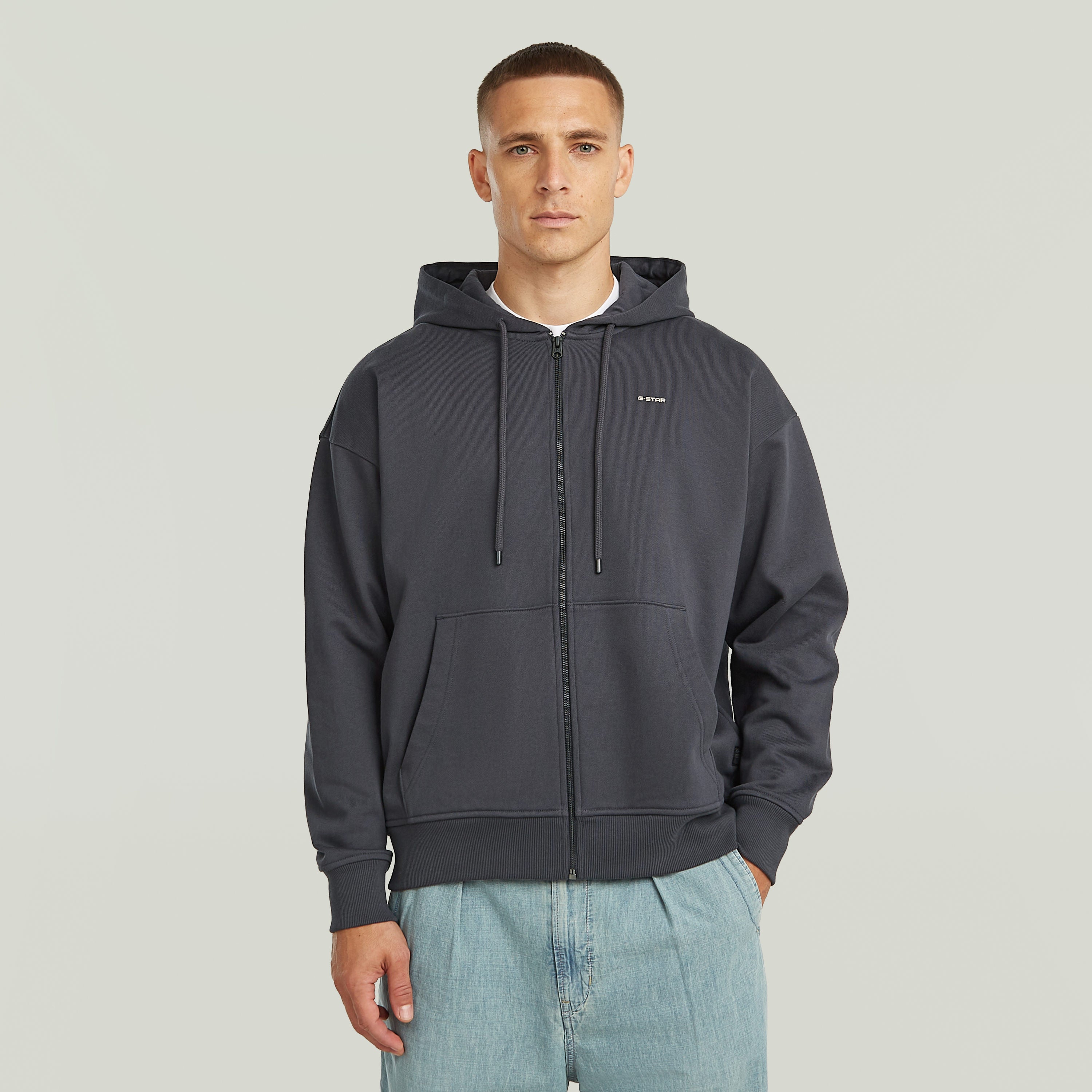 Sudadera Back Graphic Loose con Capucha y Cremallera El Back Graphic Loose Hooded Zip Sweater tiene fit holgado con cierre de cremallera y capucha, para un estilo casual y cómodo.