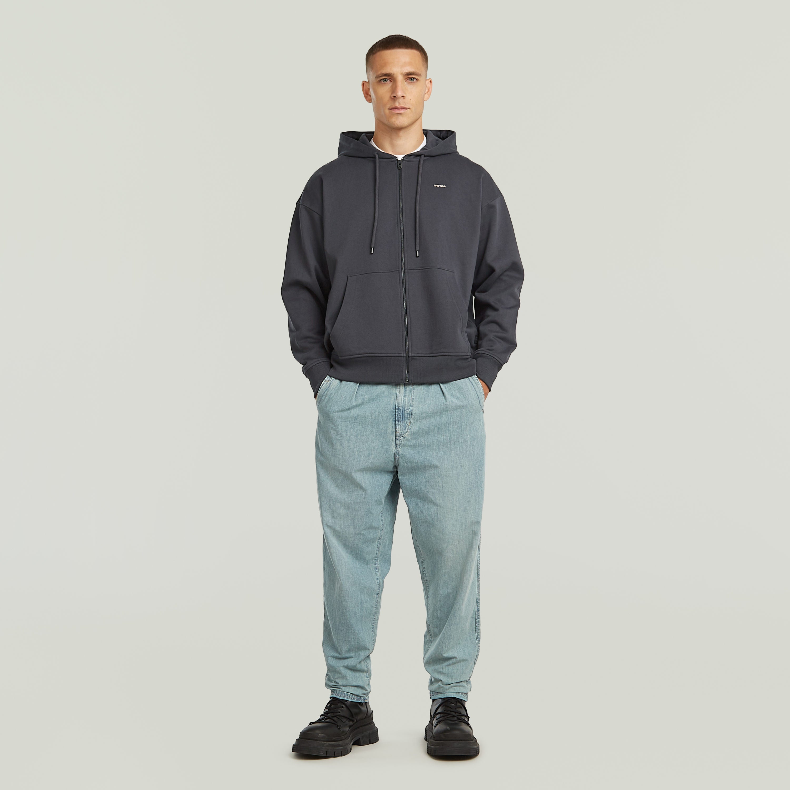 Sudadera Back Graphic Loose con Capucha y Cremallera El Back Graphic Loose Hooded Zip Sweater tiene fit holgado con cierre de cremallera y capucha, para un estilo casual y cómodo.