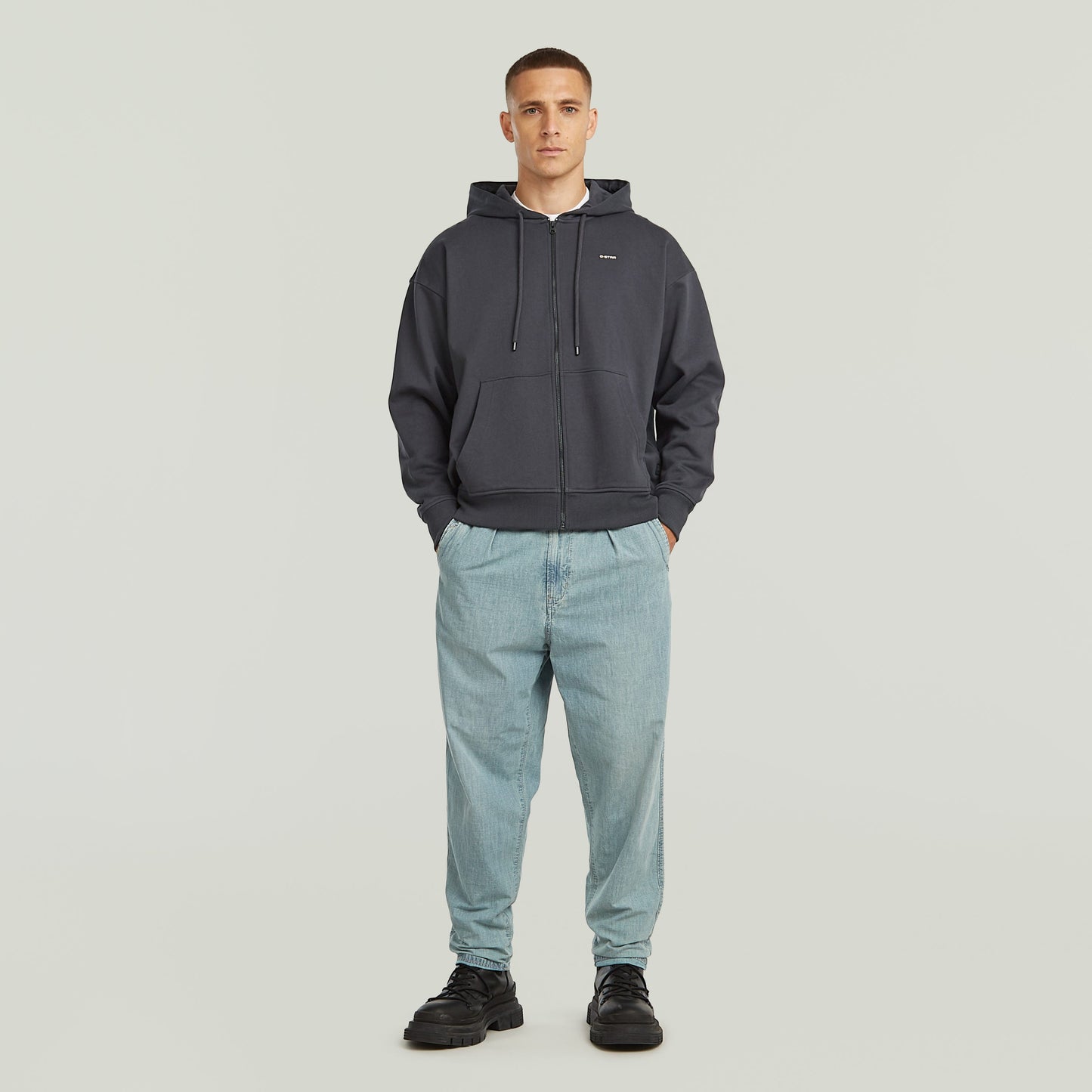 Sudadera Back Graphic Loose con Capucha y Cremallera El Back Graphic Loose Hooded Zip Sweater tiene fit holgado con cierre de cremallera y capucha, para un estilo casual y cómodo.