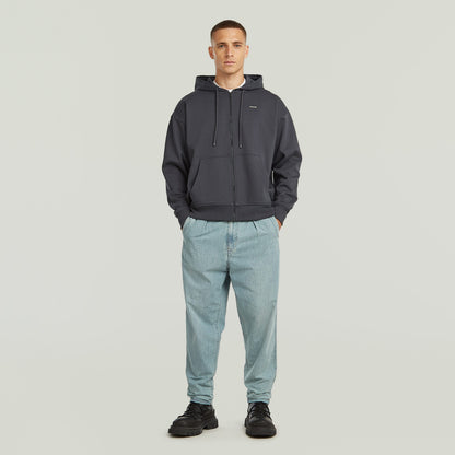 Sudadera Back Graphic Loose con Capucha y Cremallera El Back Graphic Loose Hooded Zip Sweater tiene fit holgado con cierre de cremallera y capucha, para un estilo casual y cómodo.