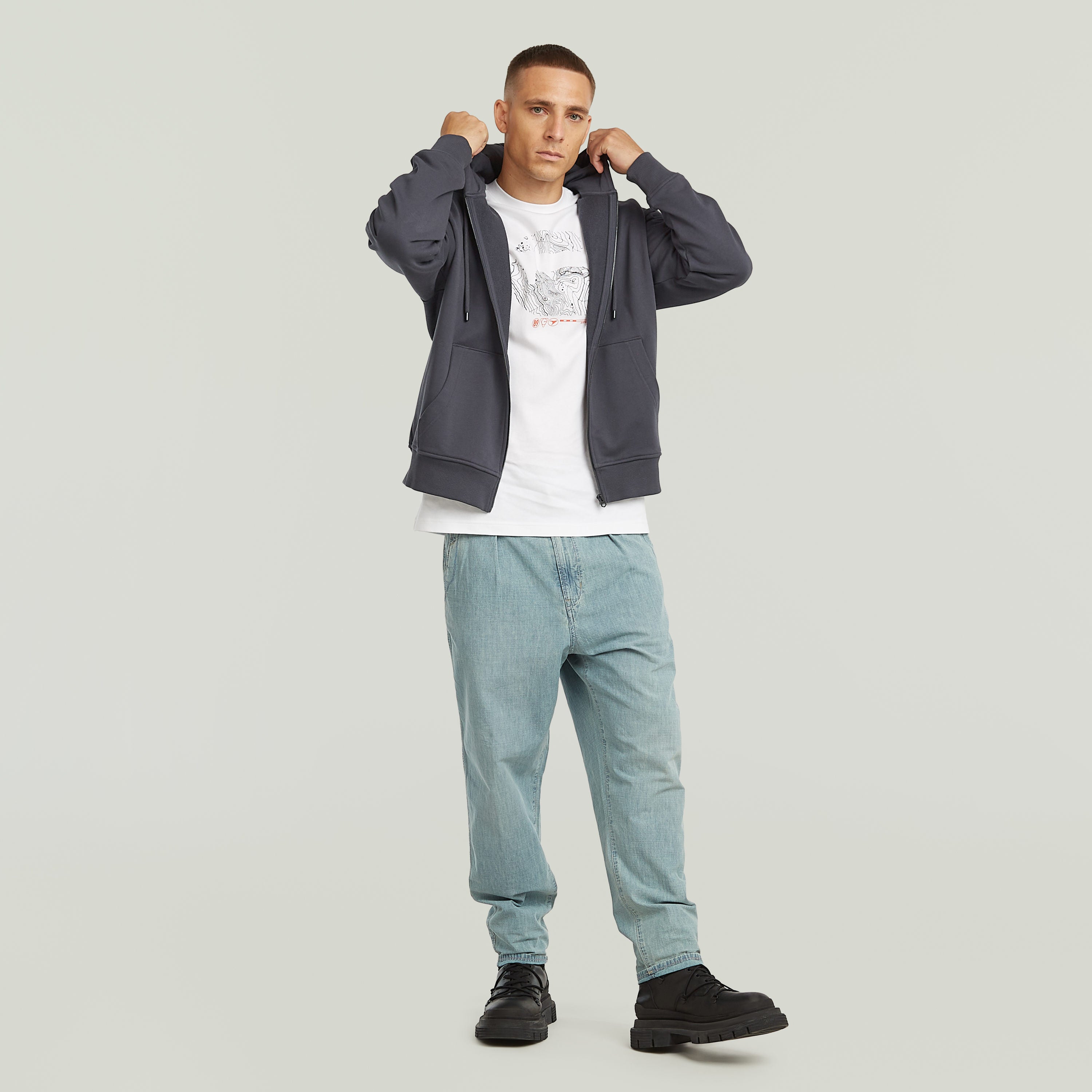 Sudadera Back Graphic Loose con Capucha y Cremallera El Back Graphic Loose Hooded Zip Sweater tiene fit holgado con cierre de cremallera y capucha, para un estilo casual y cómodo.