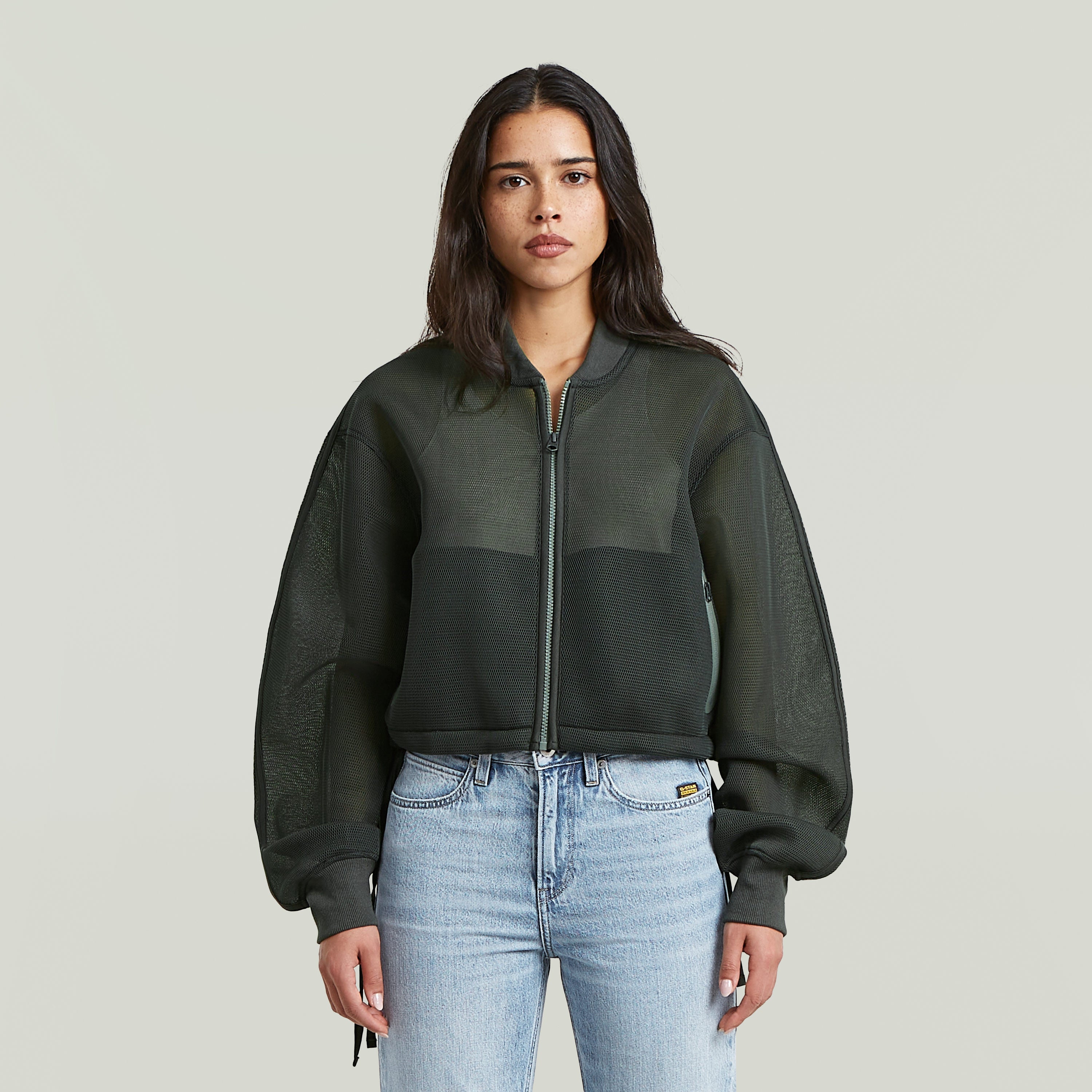 Chaqueta Meshy Binding Loose La Meshy Binding Jacket tiene un fit oversized con largo cropped y cuello alto (stand-up).