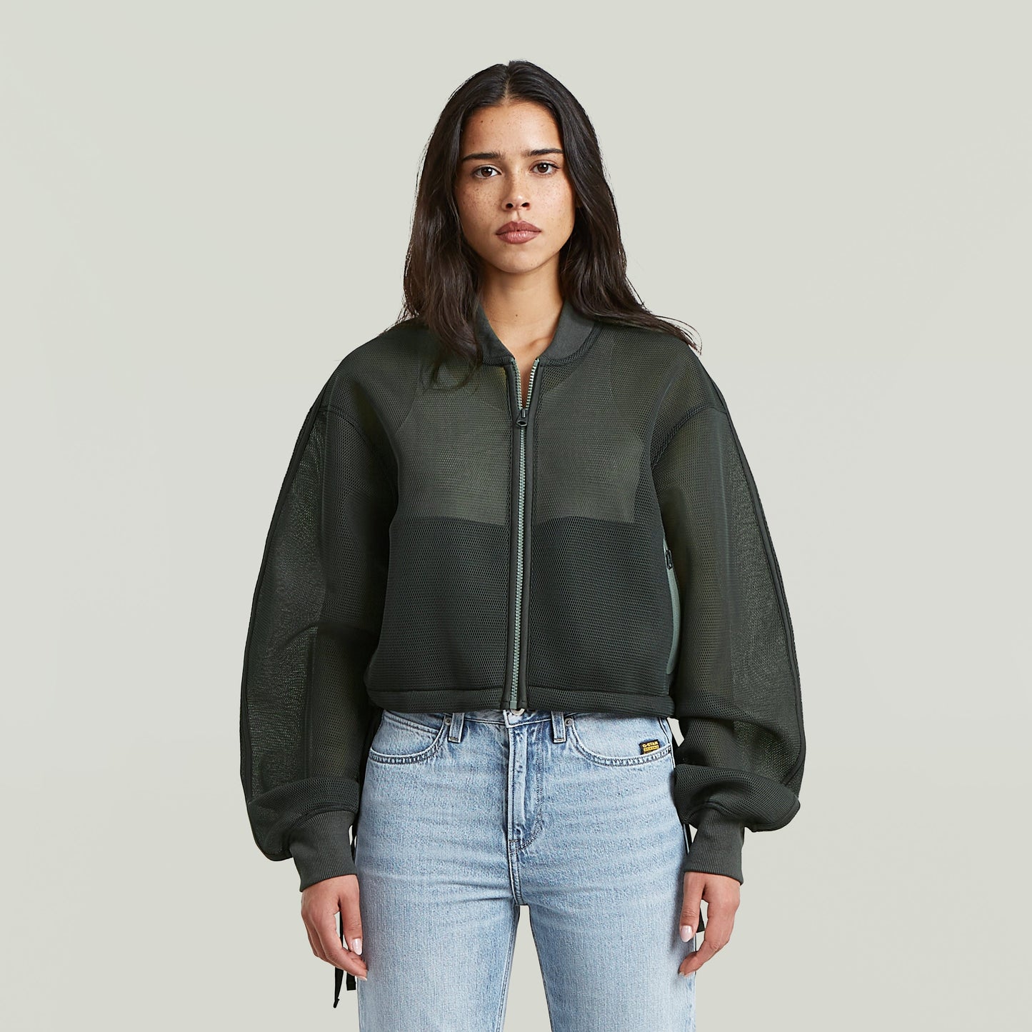 Chaqueta Meshy Binding Loose La Meshy Binding Jacket tiene un fit oversized con largo cropped y cuello alto (stand-up).