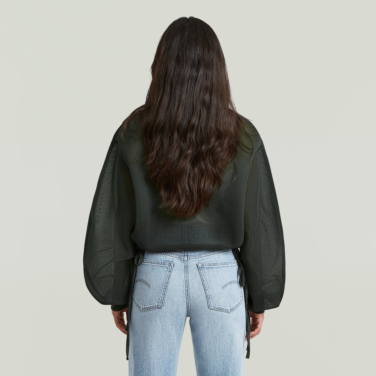 Chaqueta Meshy Binding Loose La Meshy Binding Jacket tiene un fit oversized con largo cropped y cuello alto (stand-up).