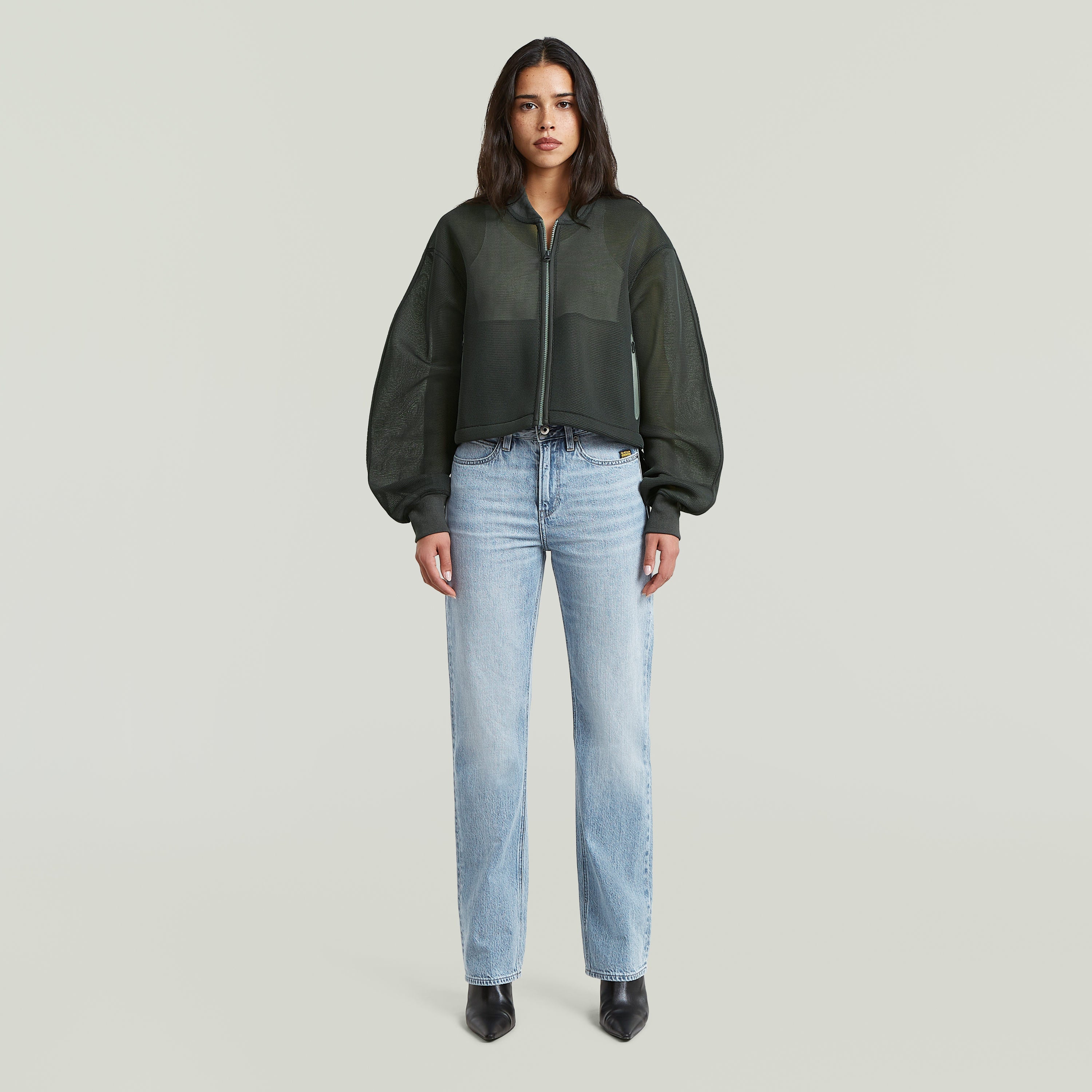 Chaqueta Meshy Binding Loose La Meshy Binding Jacket tiene un fit oversized con largo cropped y cuello alto (stand-up).