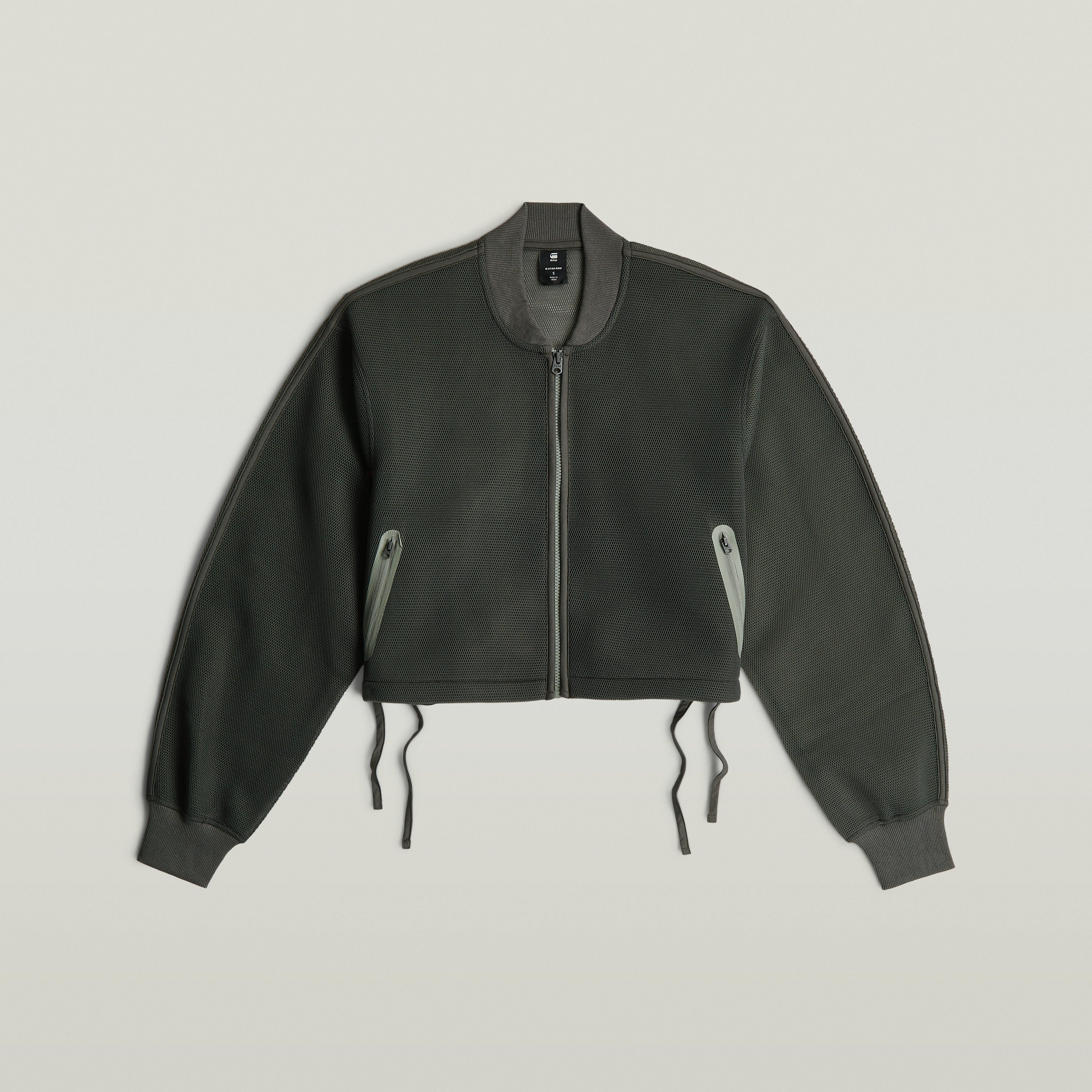 Chaqueta Meshy Binding Loose La Meshy Binding Jacket tiene un fit oversized con largo cropped y cuello alto (stand-up).