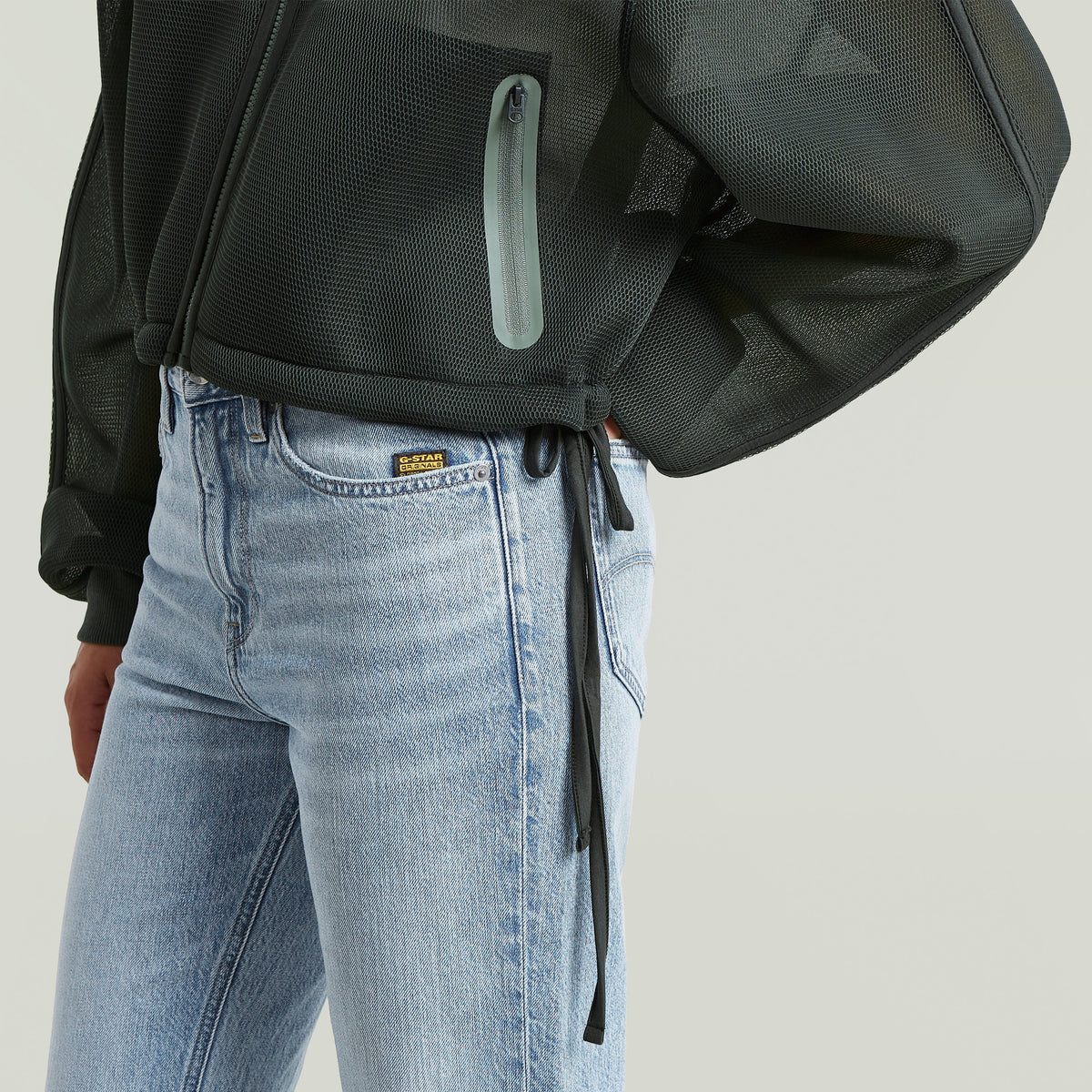 Chaqueta Meshy Binding Loose La Meshy Binding Jacket tiene un fit oversized con largo cropped y cuello alto (stand-up).