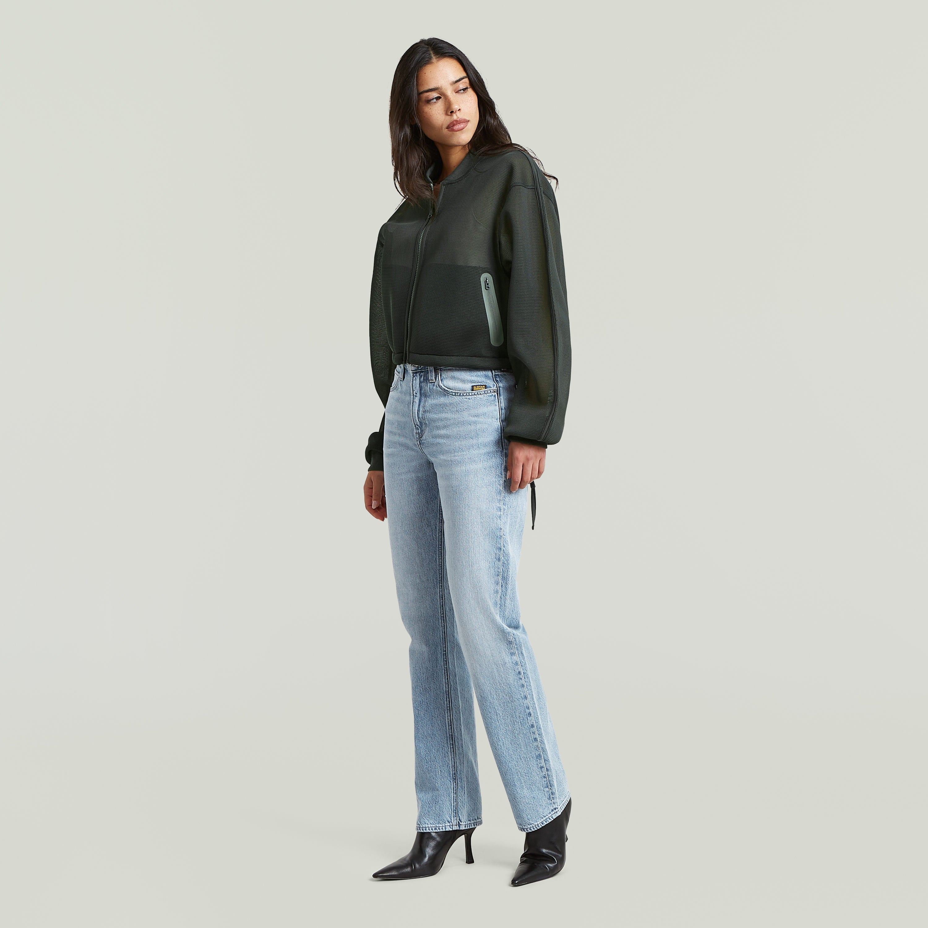 Chaqueta Meshy Binding Loose La Meshy Binding Jacket tiene un fit oversized con largo cropped y cuello alto (stand-up).
