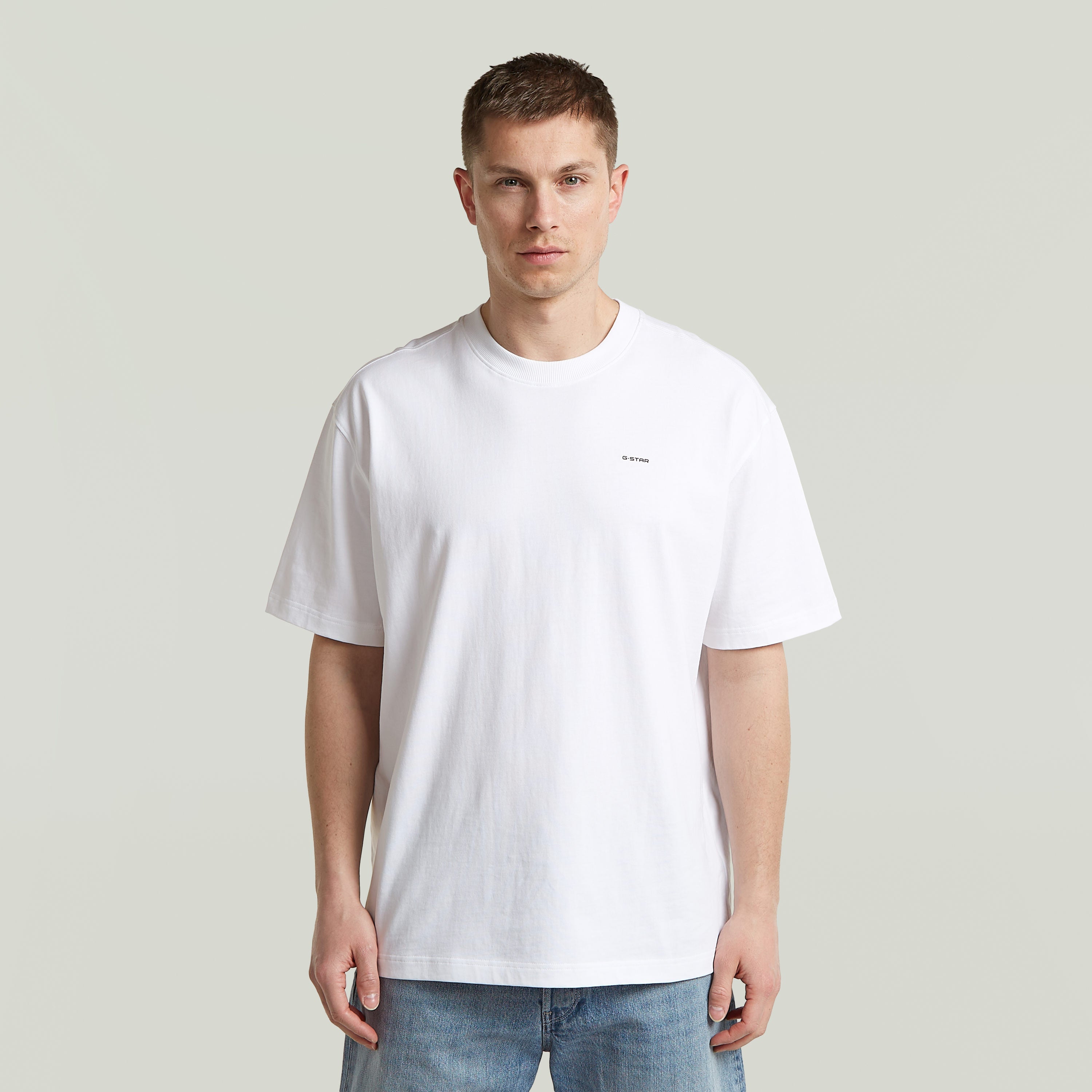 Hombre vistiendo una camiseta Back Graphic Relaxed, 100% algodón, en color blanco, relajado fit graphic tee.