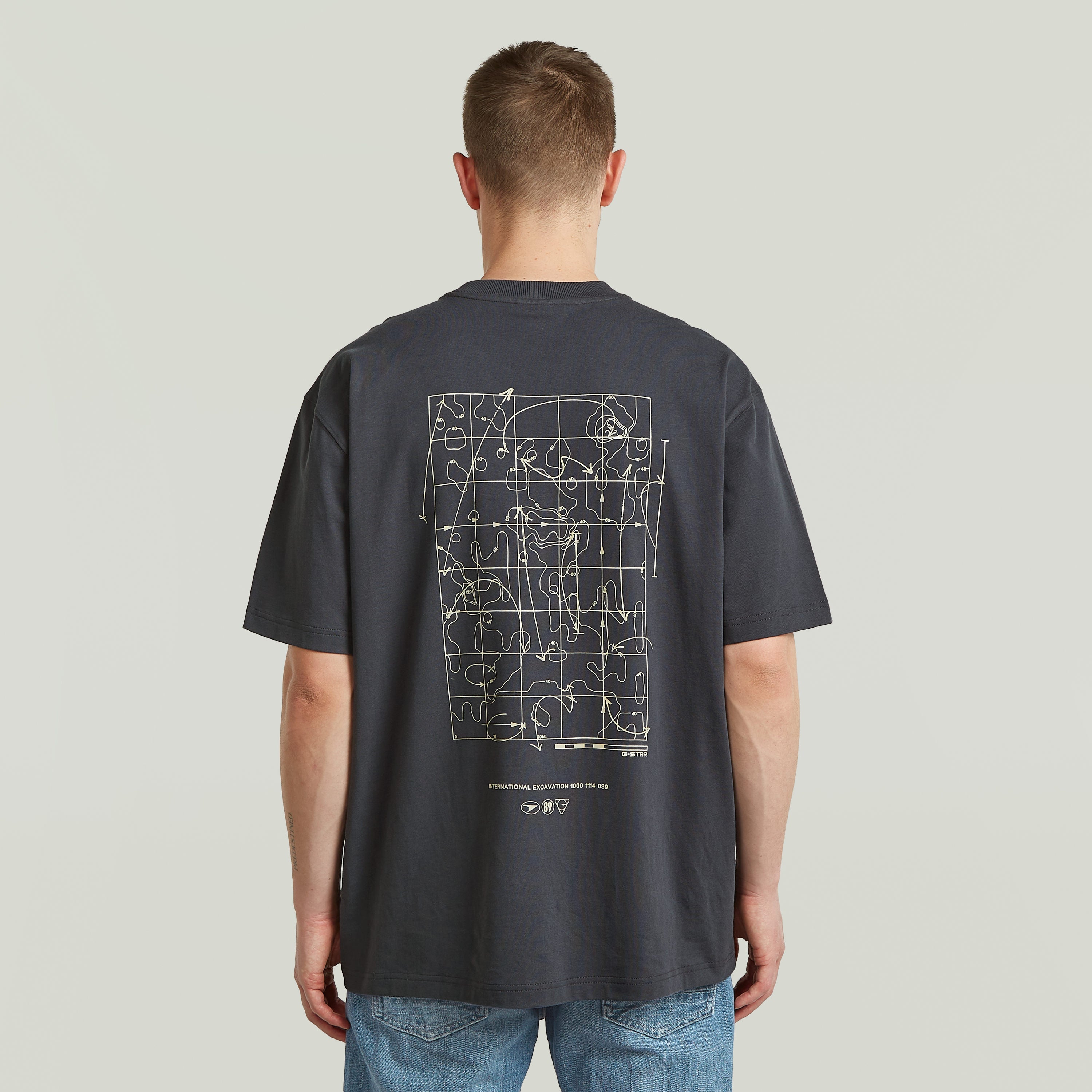 Camiseta Back Graphic Relaxed en gris con diseño gráfico en la espalda, un estilo moderno y cómodo, relaxed graphic t-shirt.
