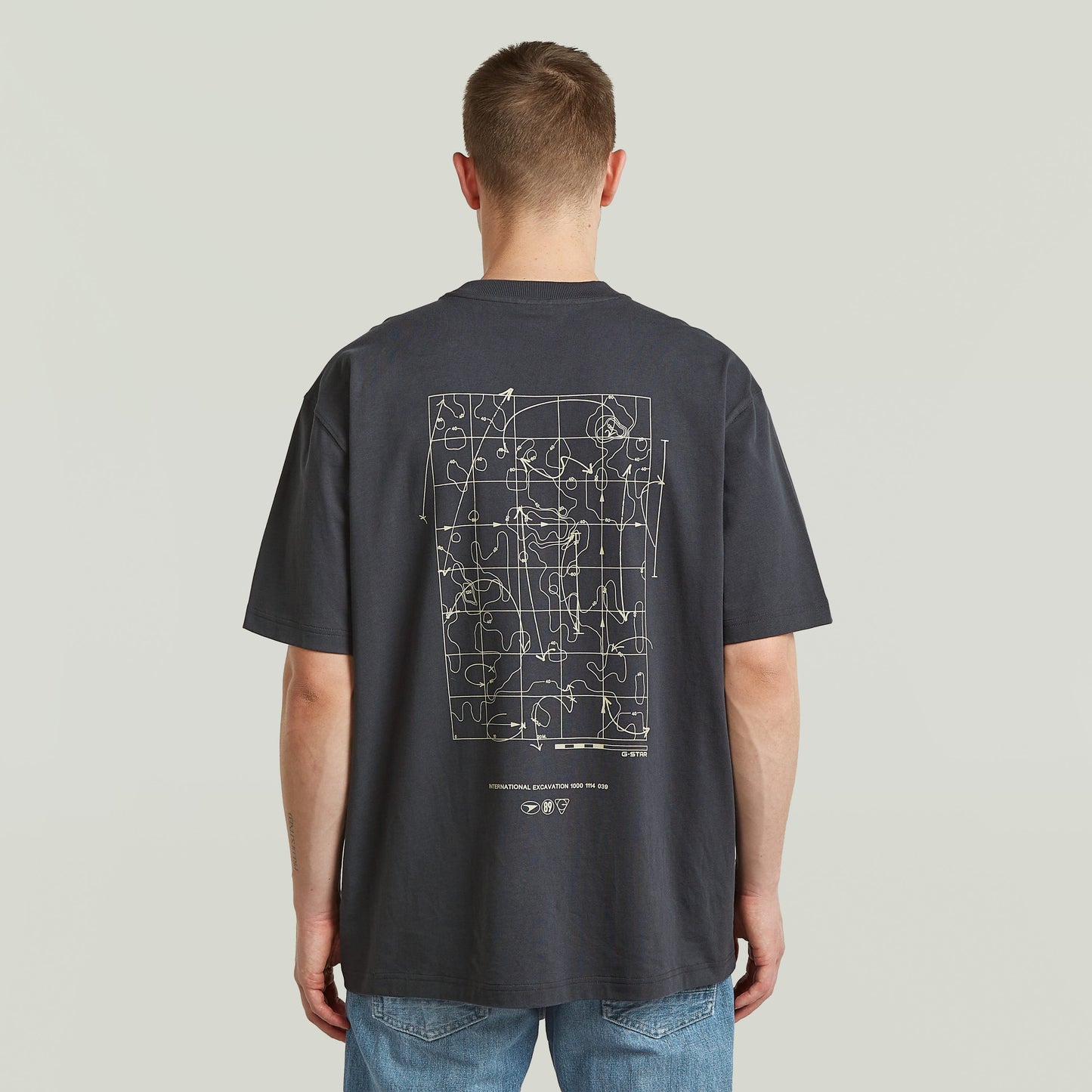 Camiseta Back Graphic Relaxed en gris con diseño gráfico en la espalda, un estilo moderno y cómodo, relaxed graphic t-shirt.