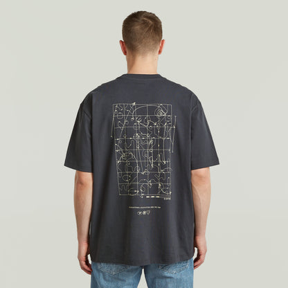 Camiseta Back Graphic Relaxed en gris con diseño gráfico en la espalda, un estilo moderno y cómodo, relaxed graphic t-shirt.
