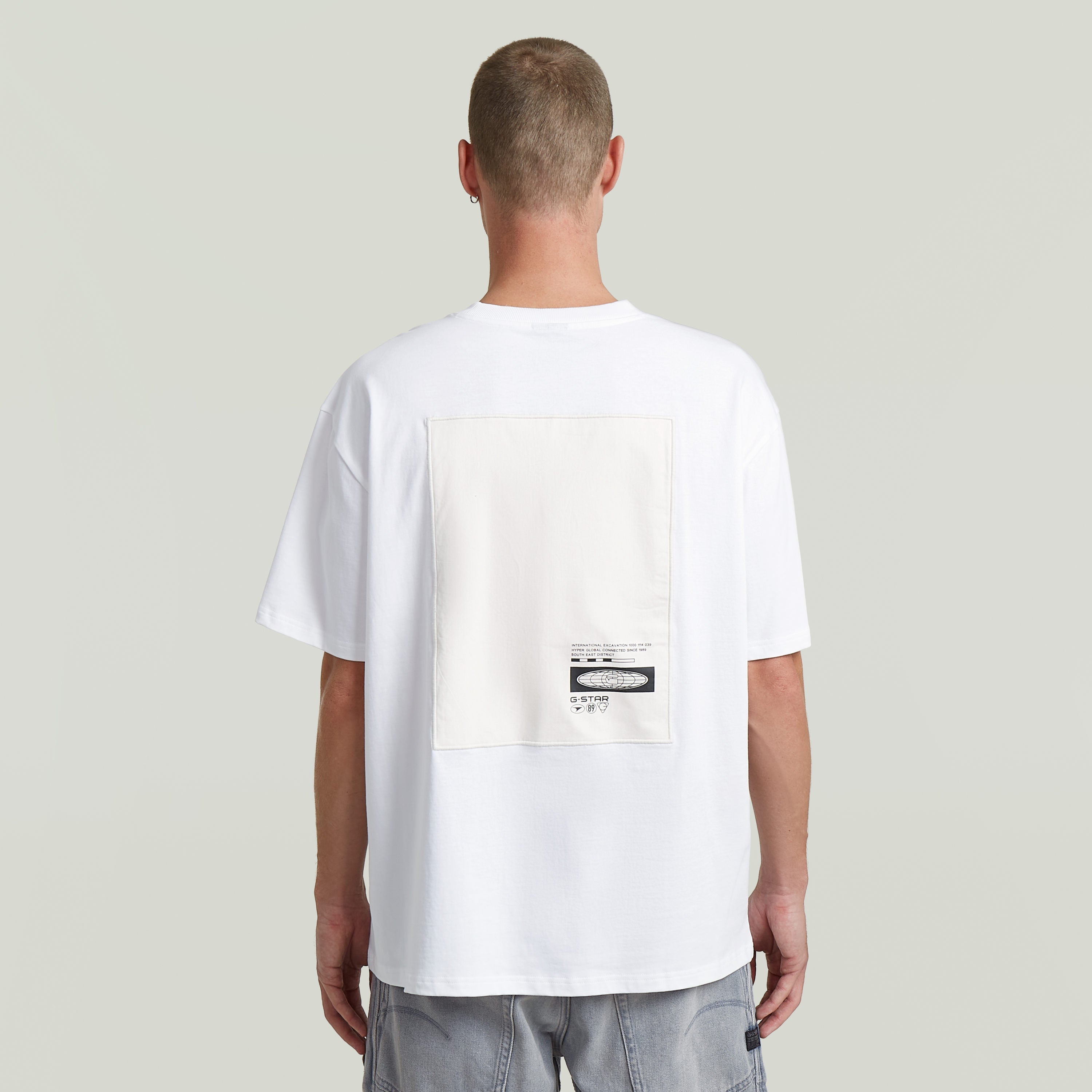 Camiseta Back Applique Relaxed en color blanco con detalle de aplique en la parte posterior.