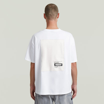Camiseta Back Applique Relaxed en color blanco con detalle de aplique en la parte posterior.