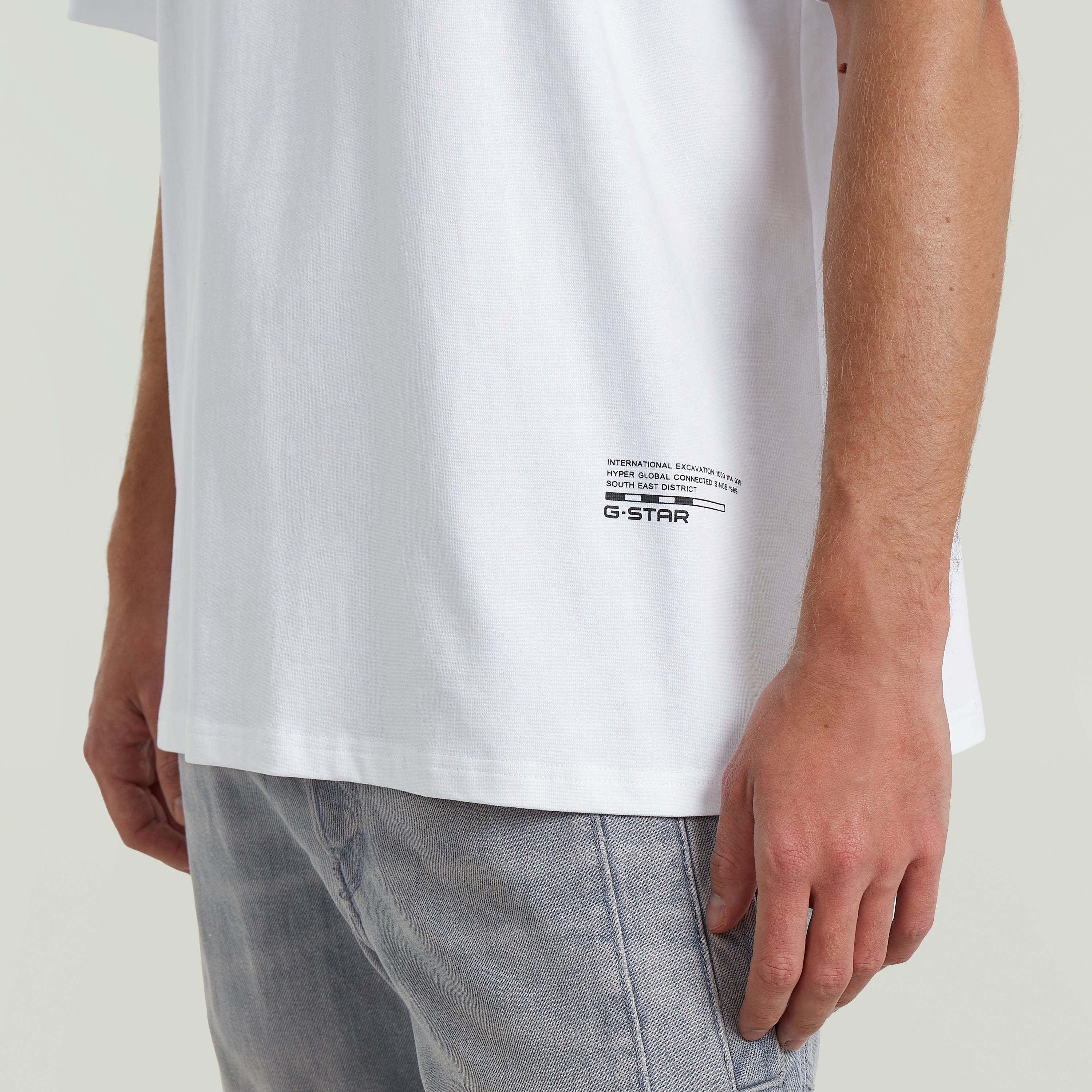 Camiseta Back Applique Relaxed blanca, con detalle gráfico en la parte trasera y corte relajado, 100% algodón.