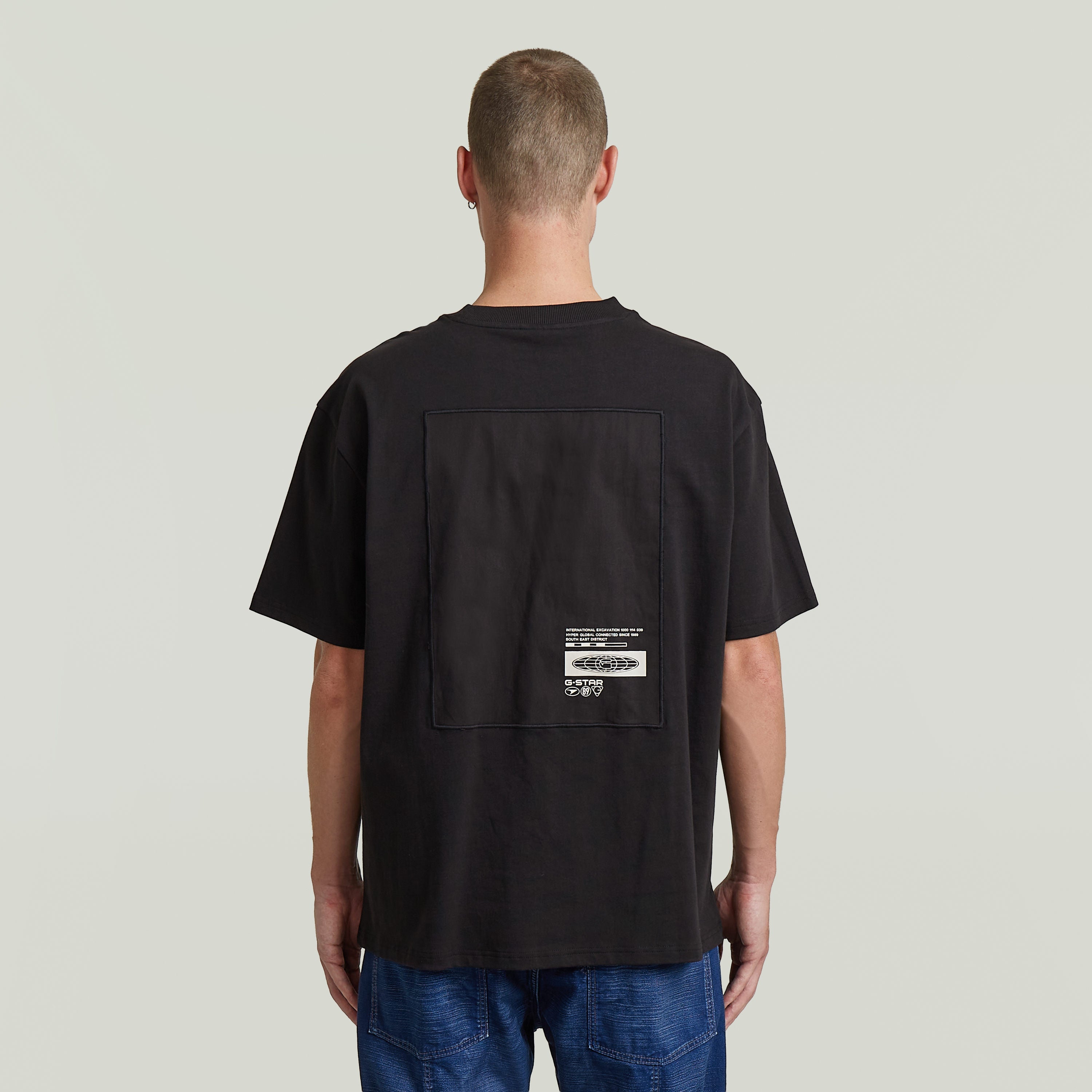 Camiseta Back Applique Relaxed con diseño trasero y cuello redondo, ideal para un look informal.